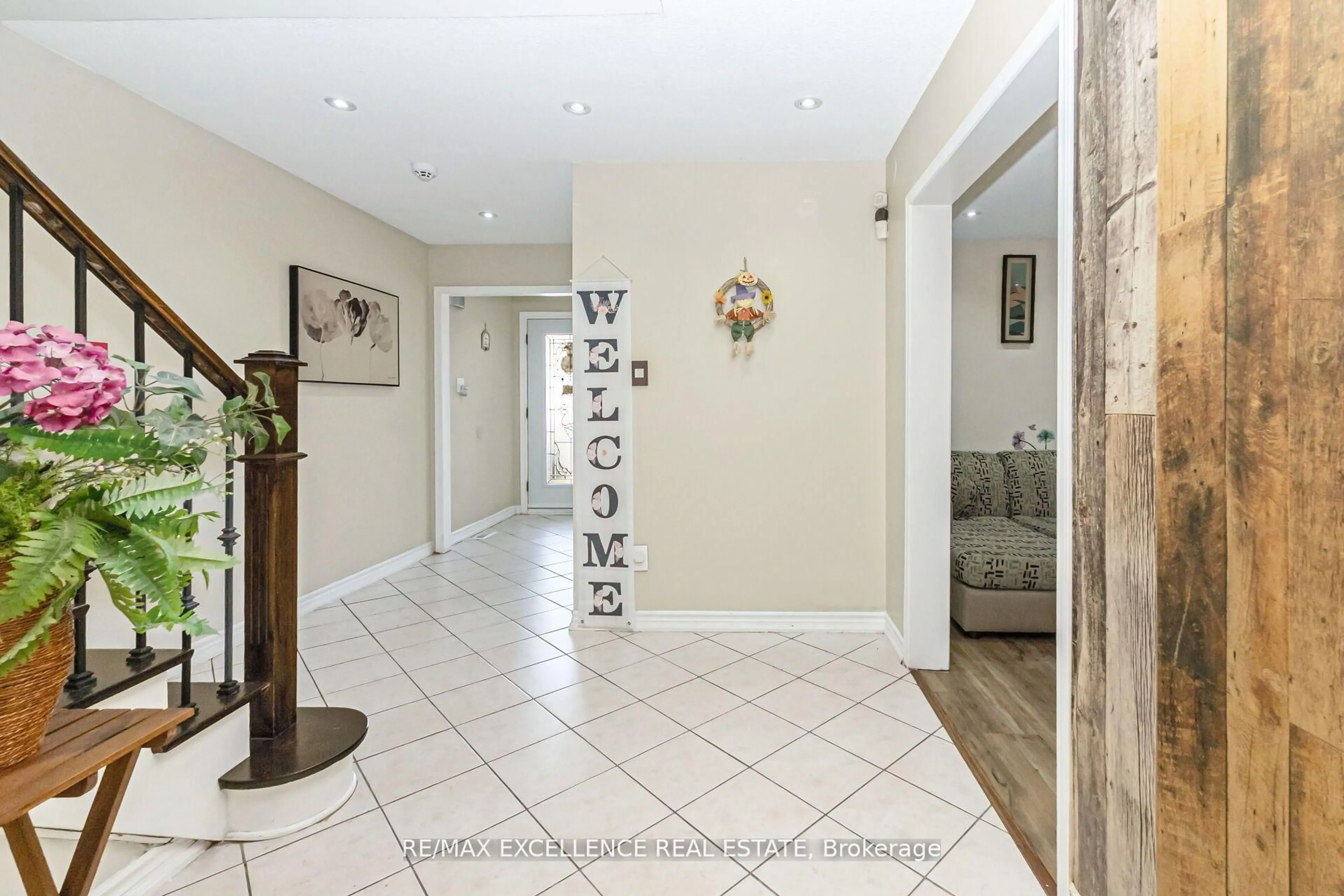 Indoor entryway for 29 Faywood Dr, Brampton Ontario L6Y 4K3