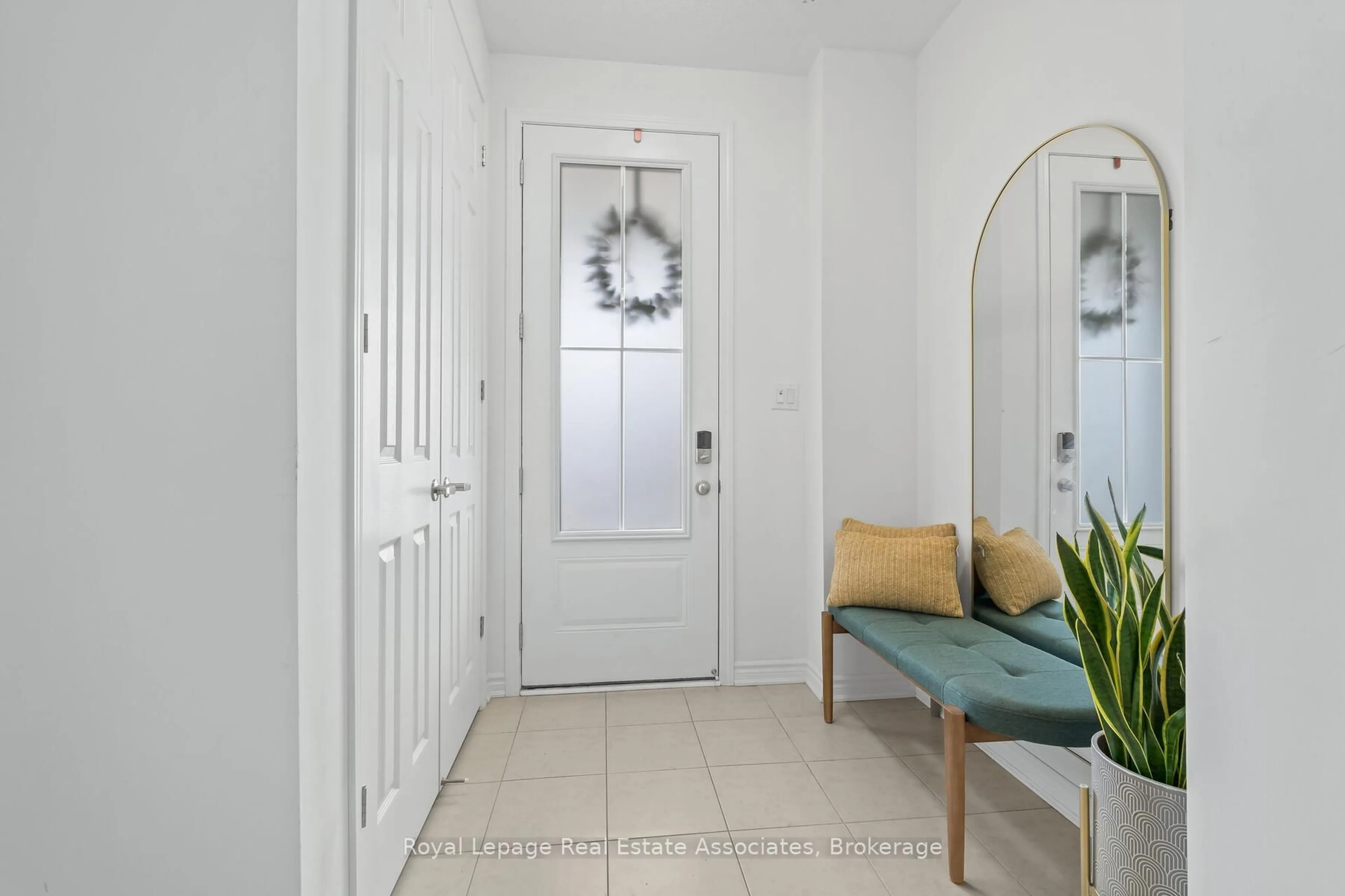 Indoor entryway for 1254 Havelock Gdns, Milton Ontario L9E 2A9