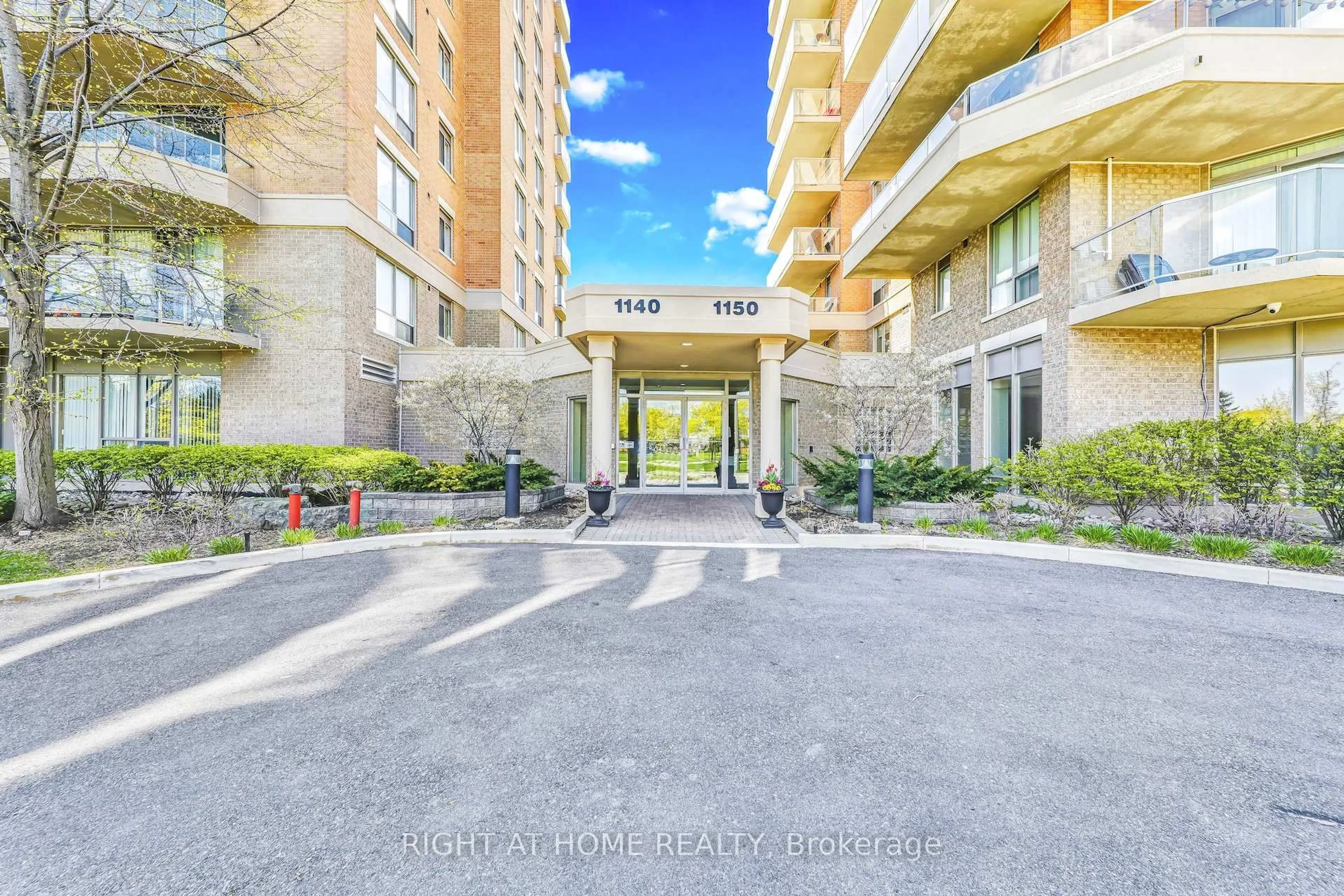 Indoor foyer for 1140 Parkwest Pl #502, Mississauga Ontario L5E 3K9