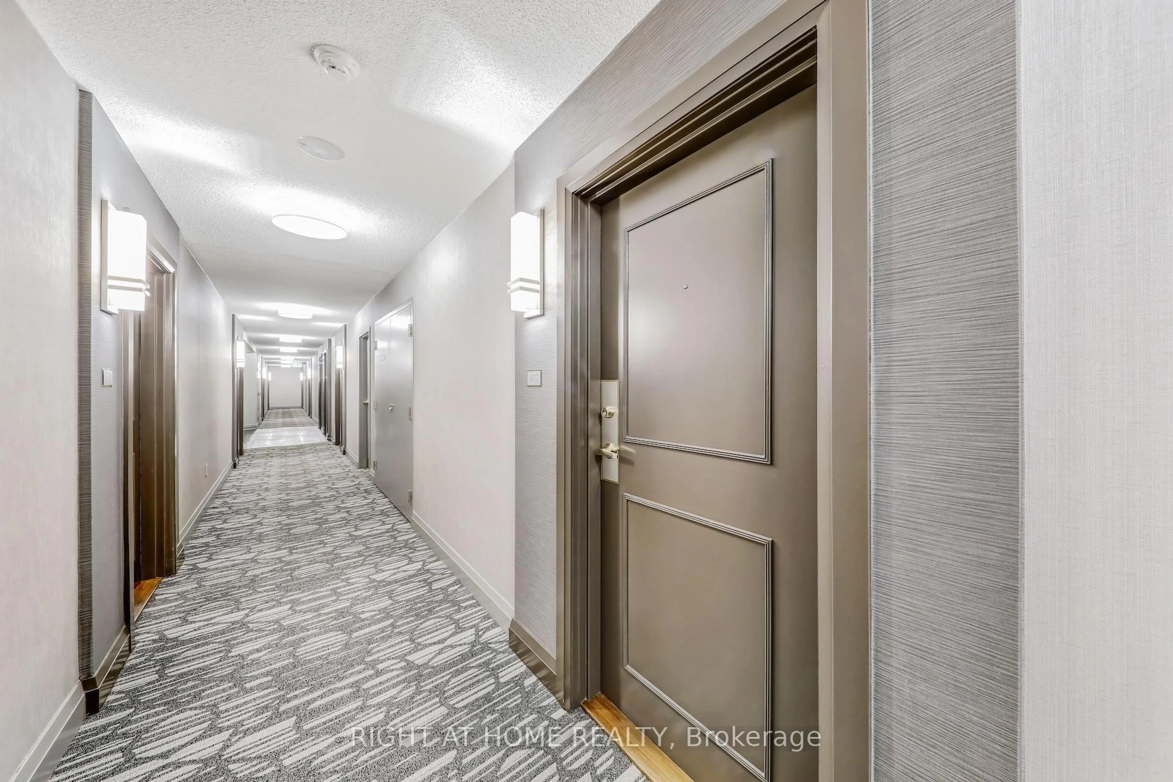 Indoor foyer for 1140 Parkwest Pl #502, Mississauga Ontario L5E 3K9
