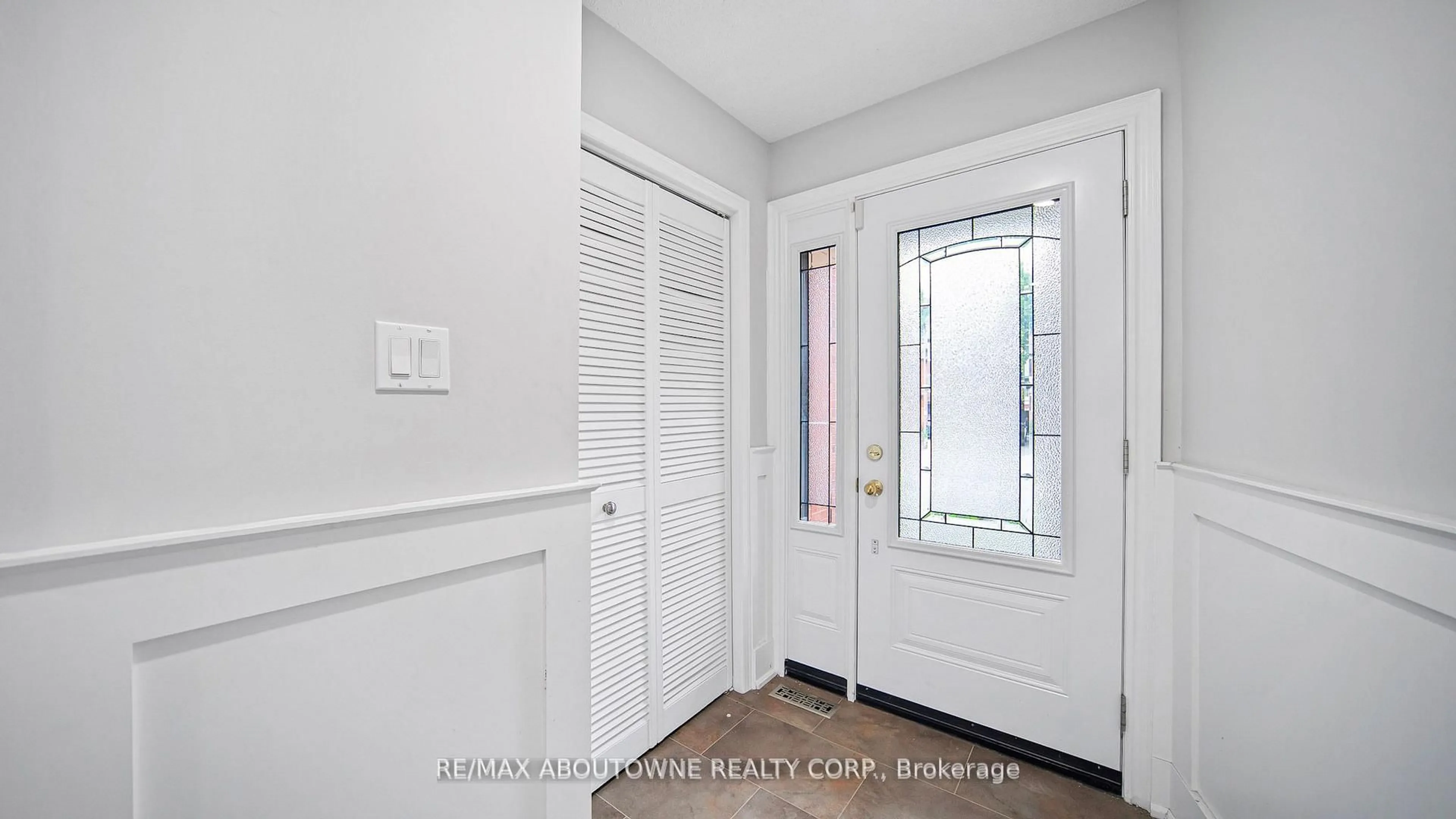 Indoor entryway for 1228 Cornerbrook Pl, Mississauga Ontario L5C 3J4