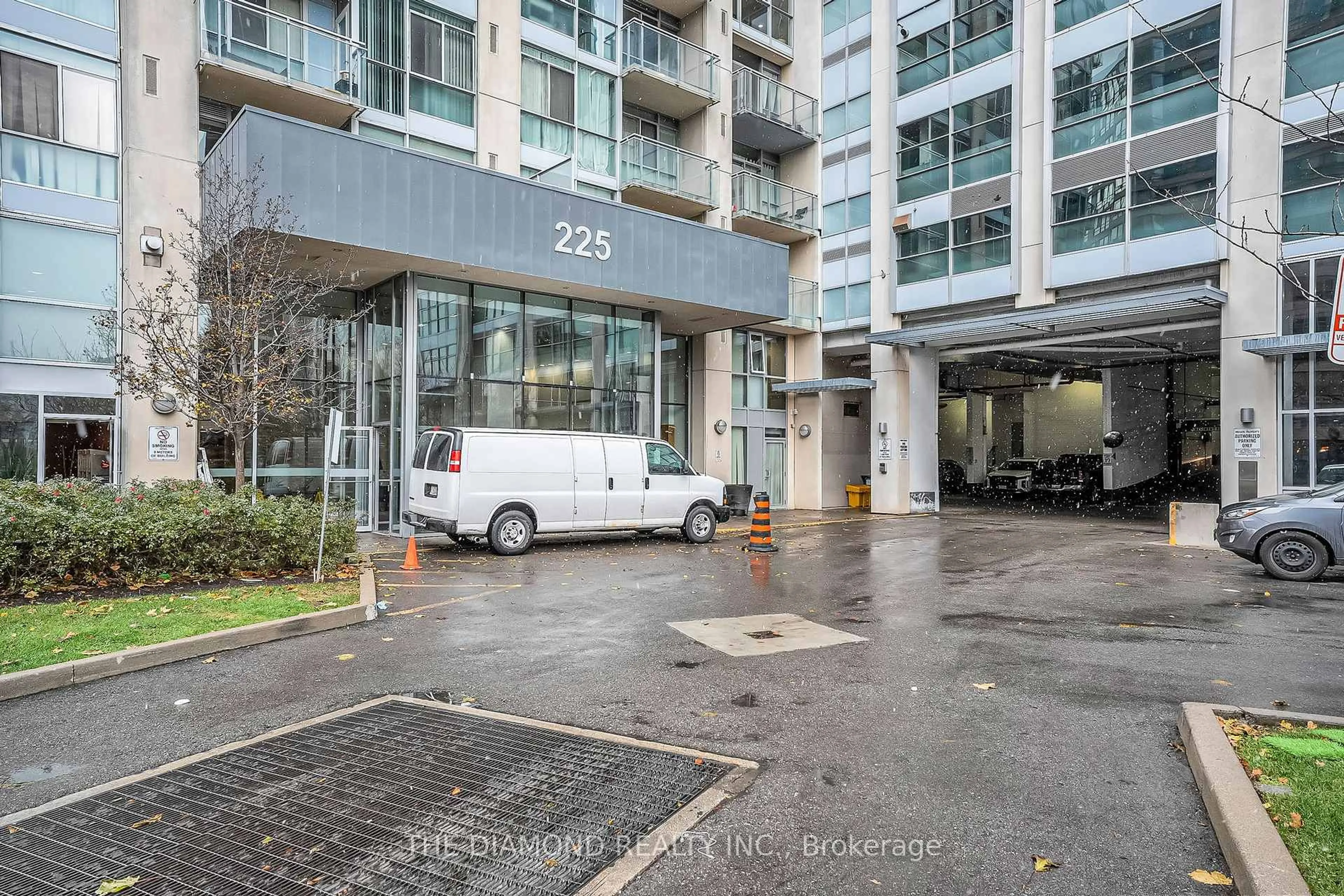 Indoor foyer for 225 Webb Dr #509, Mississauga Ontario L5B 4P2