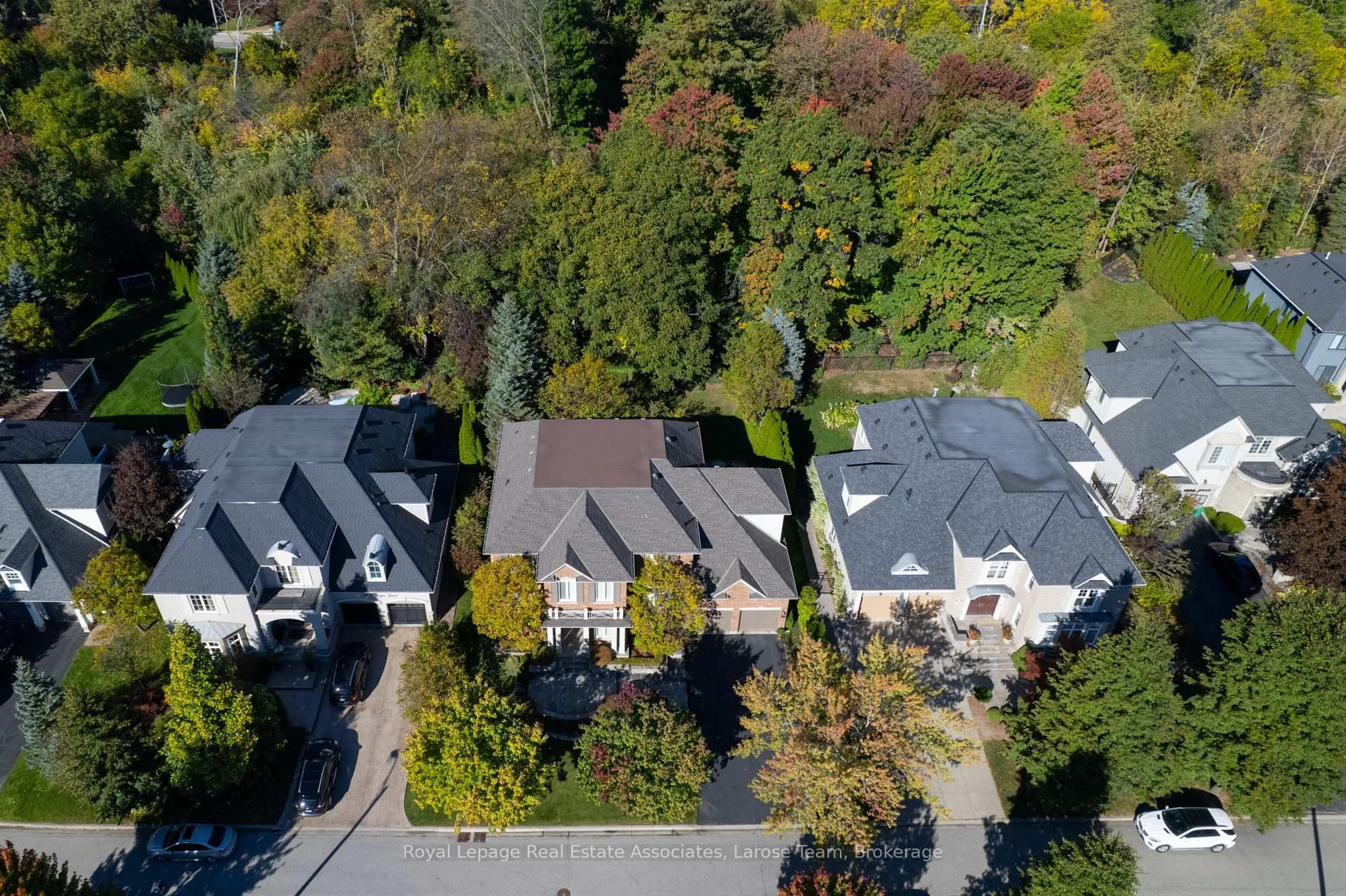 A pic from outside/outdoor area/front of a property/back of a property/a pic from drone, street for 562 Gladwyne Crt, Mississauga Ontario L5H 4L4