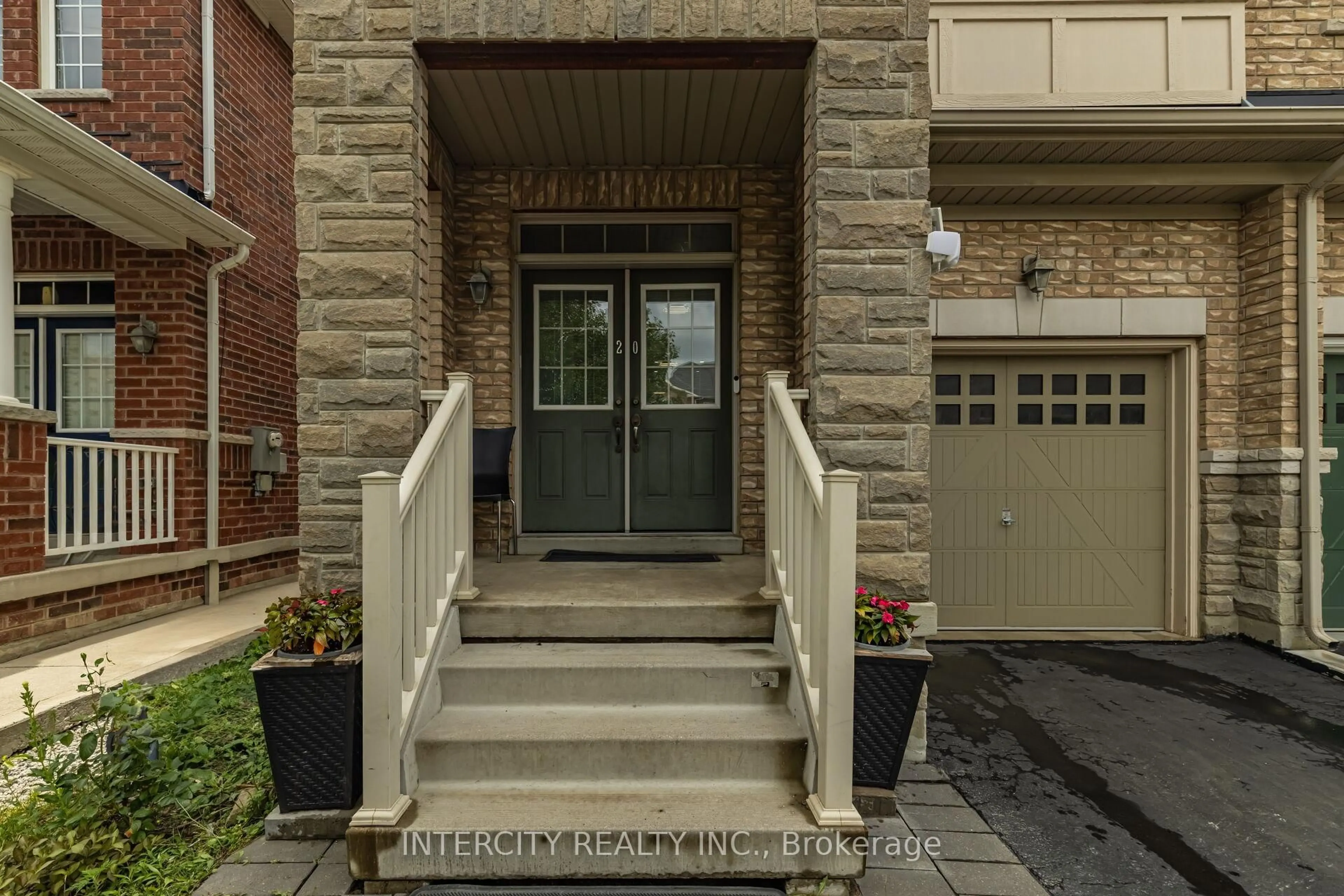 Indoor entryway for 20 Vanderpool Cres, Brampton Ontario L6P 3W9