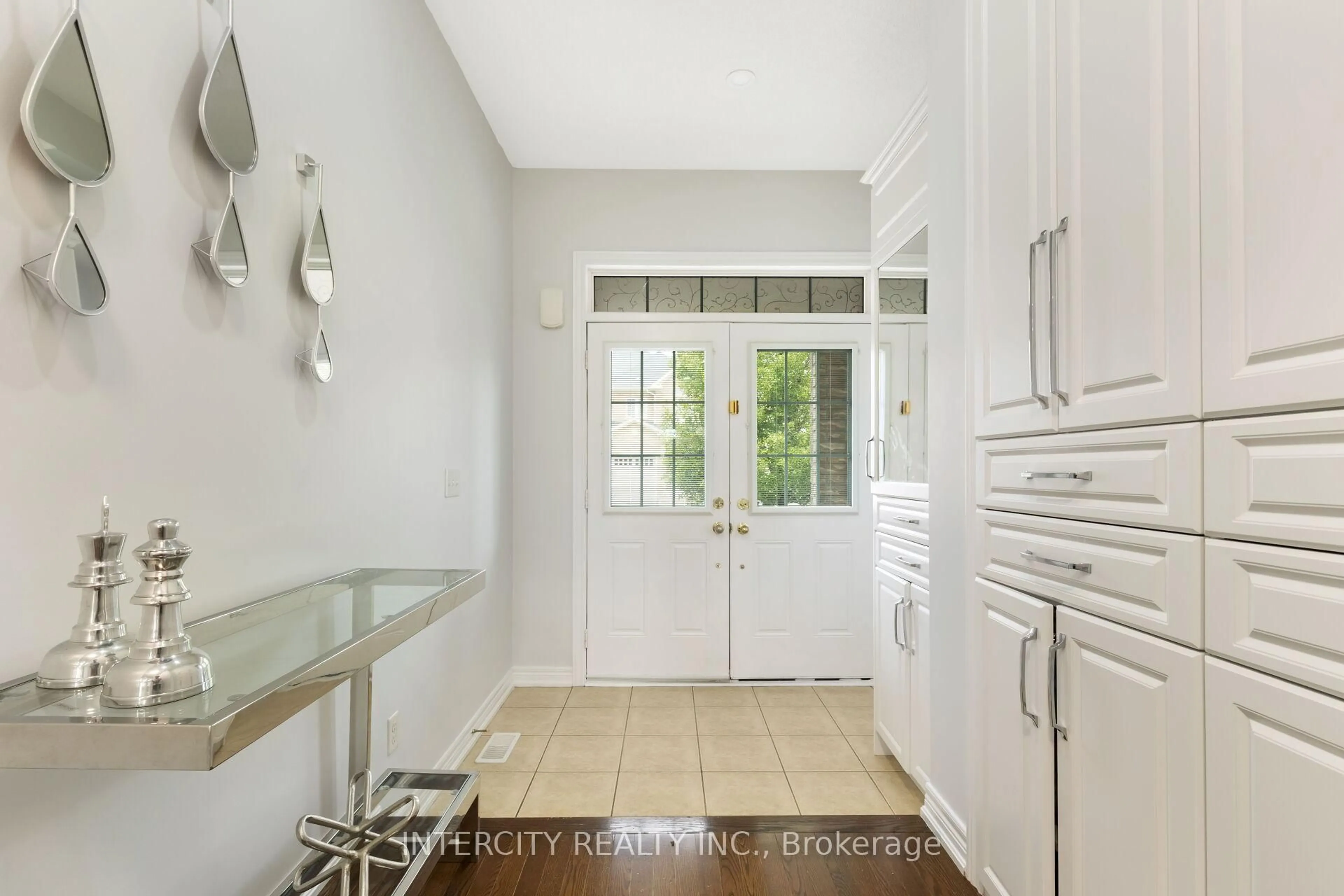 Indoor entryway for 20 Vanderpool Cres, Brampton Ontario L6P 3W9