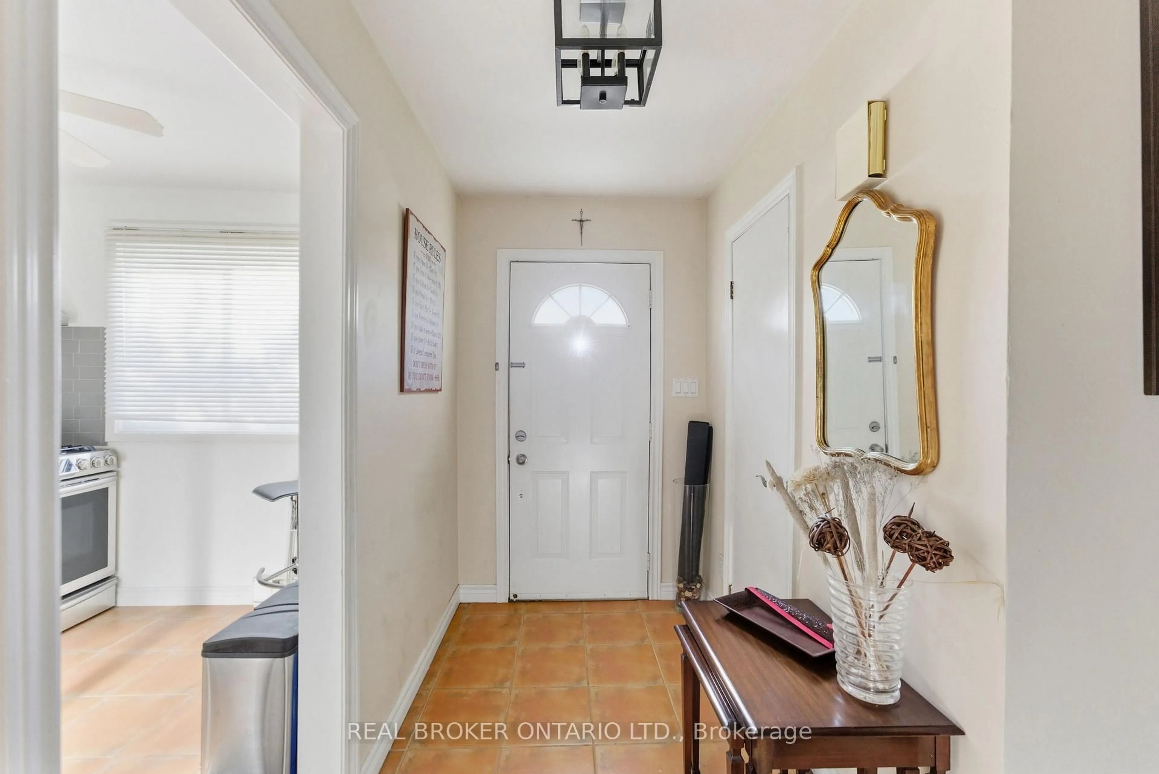 Indoor entryway for 2107 Marine Dr #21, Oakville Ontario L6L 1B8