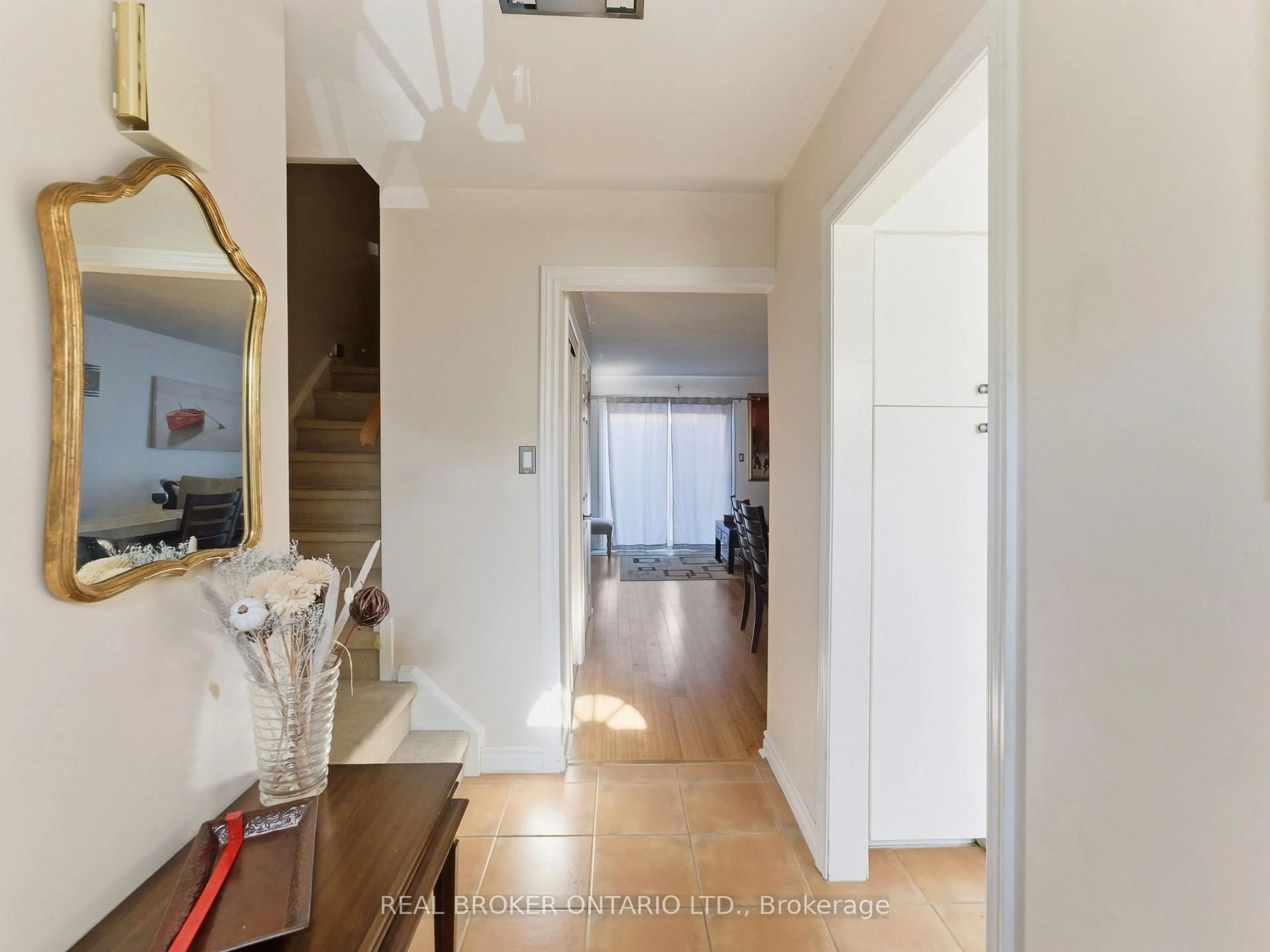 Indoor entryway for 2107 Marine Dr #21, Oakville Ontario L6L 1B8