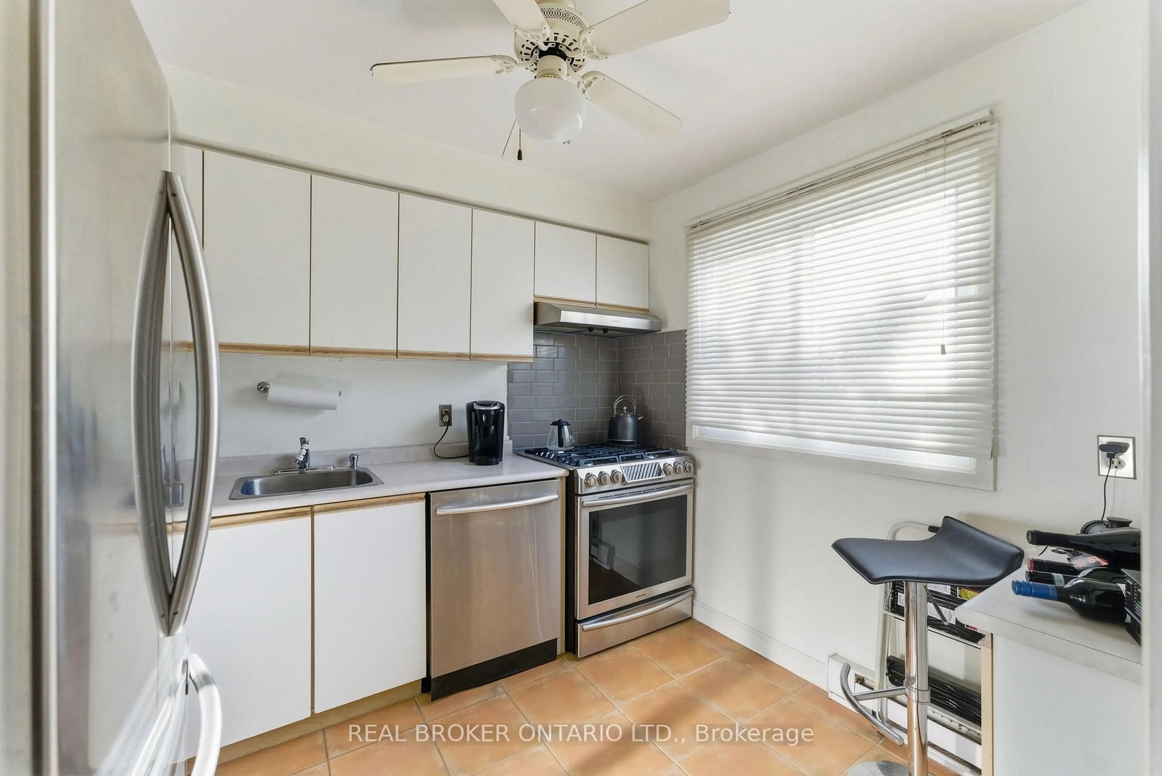 Standard kitchen, wood/laminate floor for 2107 Marine Dr #21, Oakville Ontario L6L 1B8