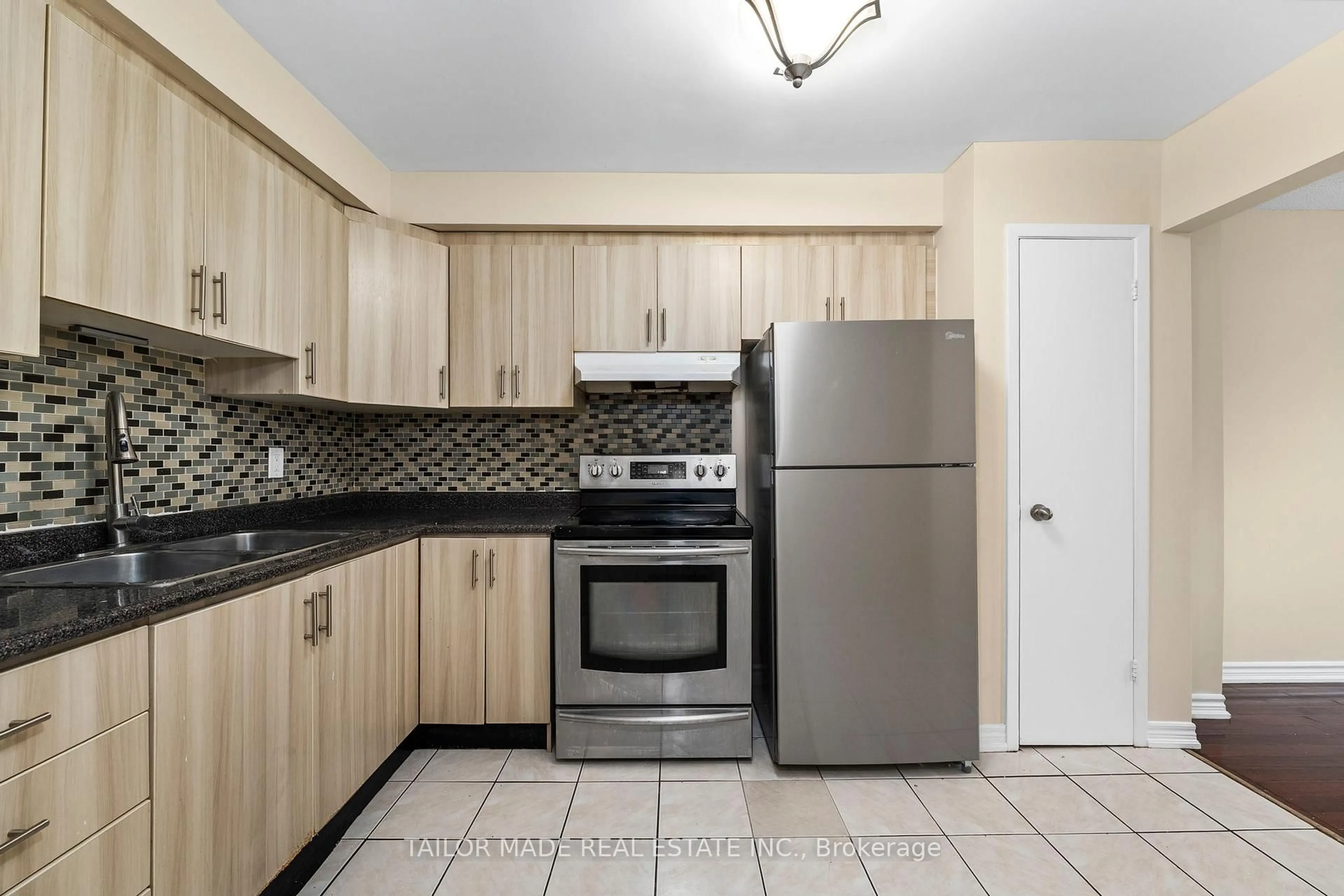 Standard kitchen, unknown for 38 Collins Cres, Brampton Ontario L6V 3M9