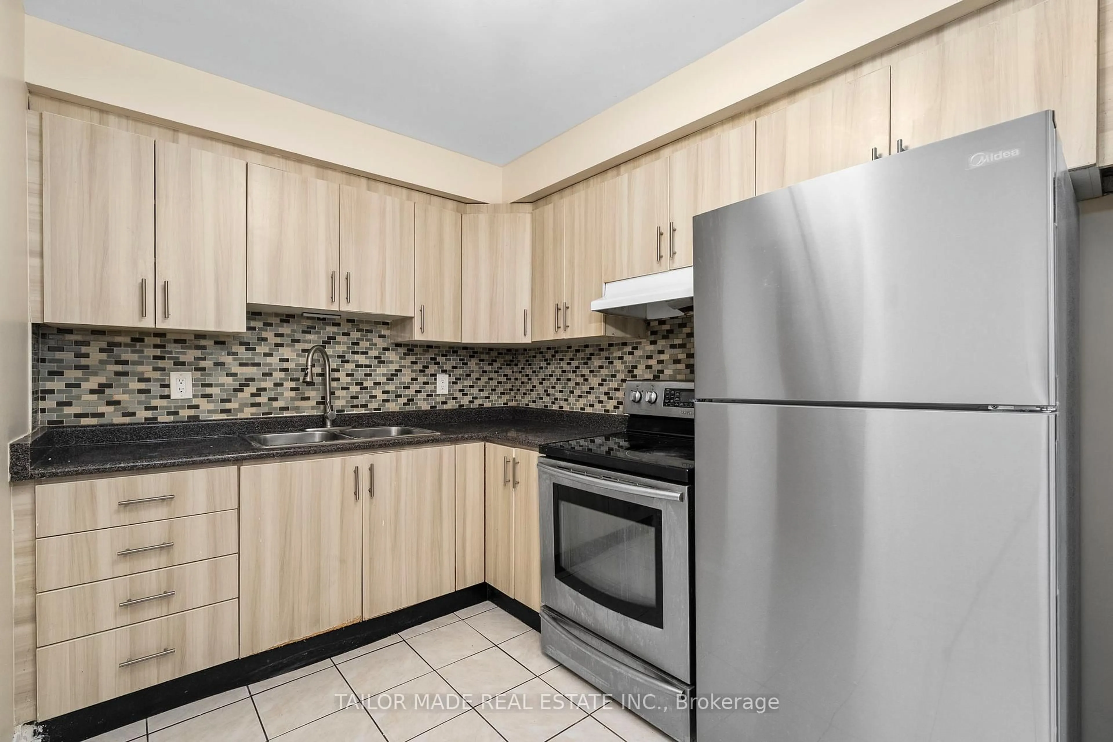 Standard kitchen, unknown for 38 Collins Cres, Brampton Ontario L6V 3M9