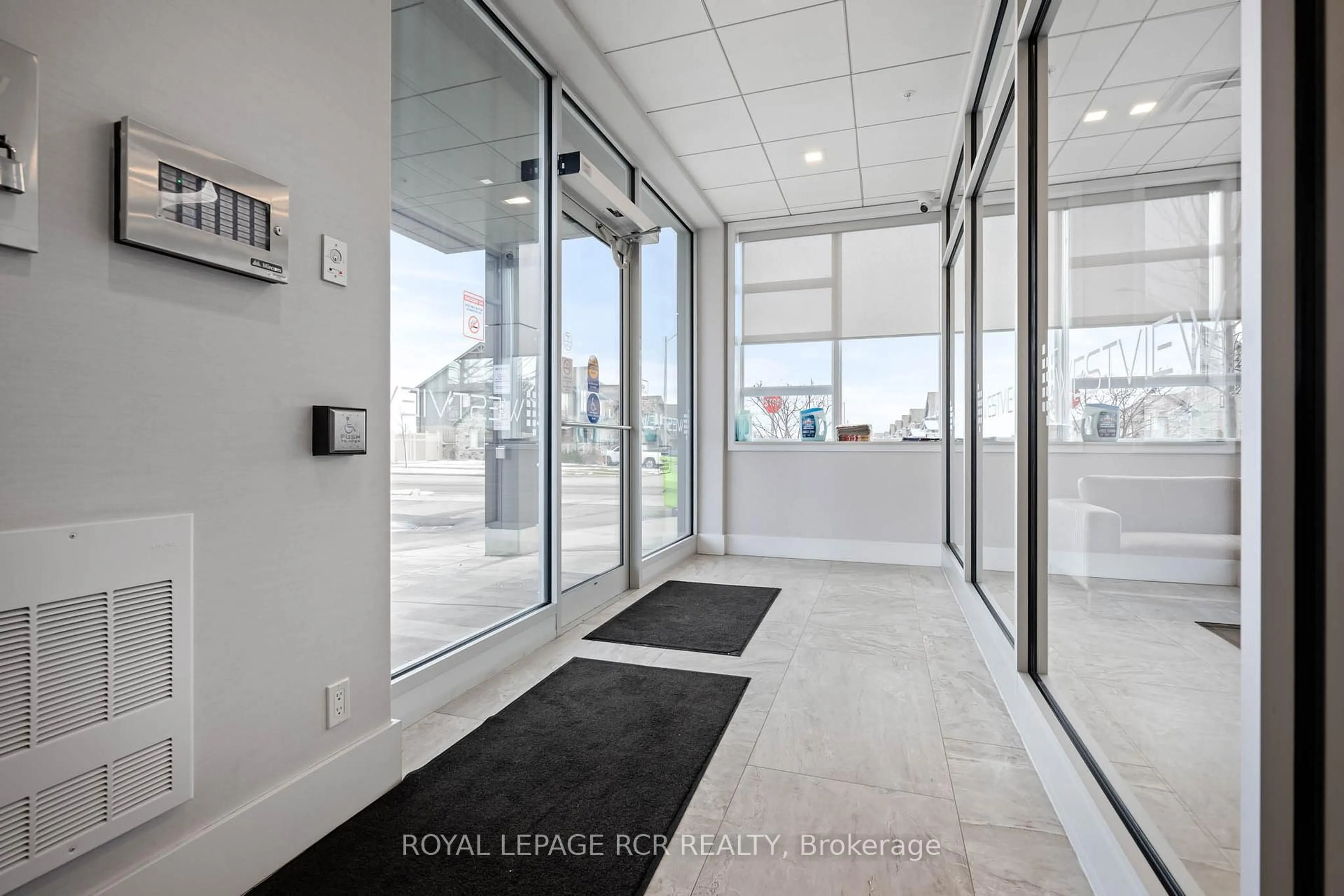Indoor foyer for 105 Spencer Ave #401, Orangeville Ontario L9W 7S3