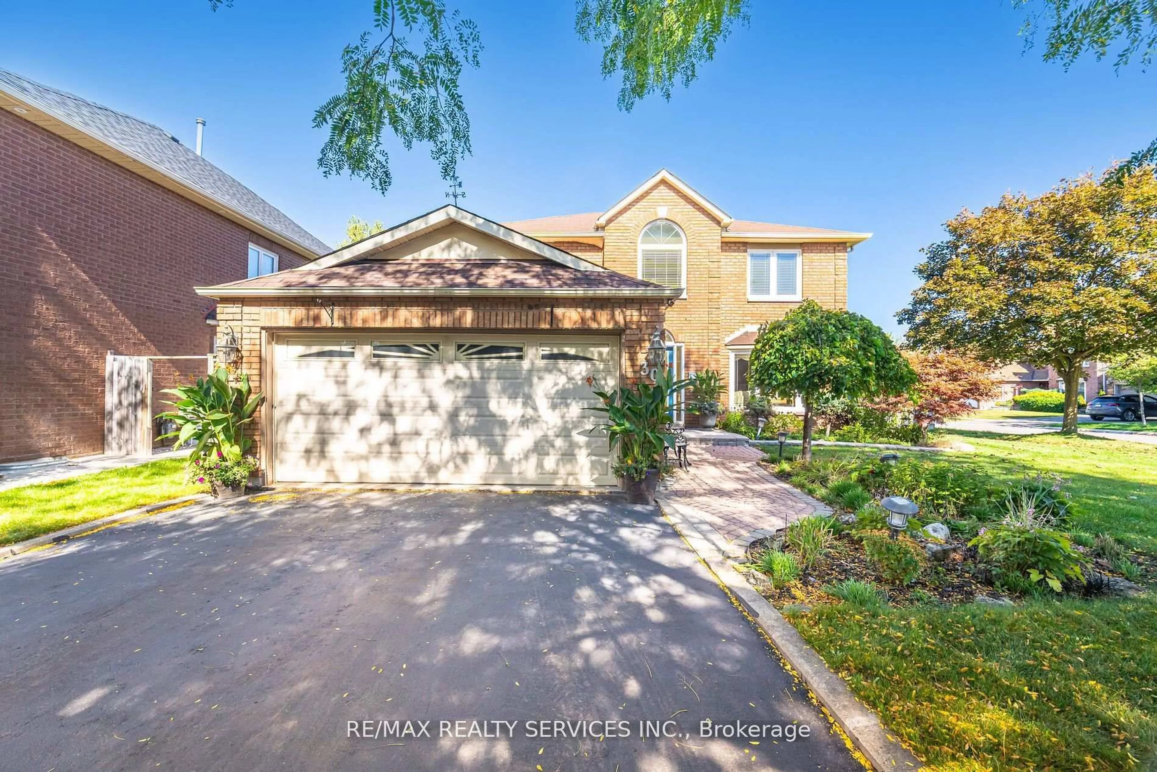 A pic from outside/outdoor area/front of a property/back of a property/a pic from drone, street for 30 Starling Crt, Brampton Ontario L6Z 3P5