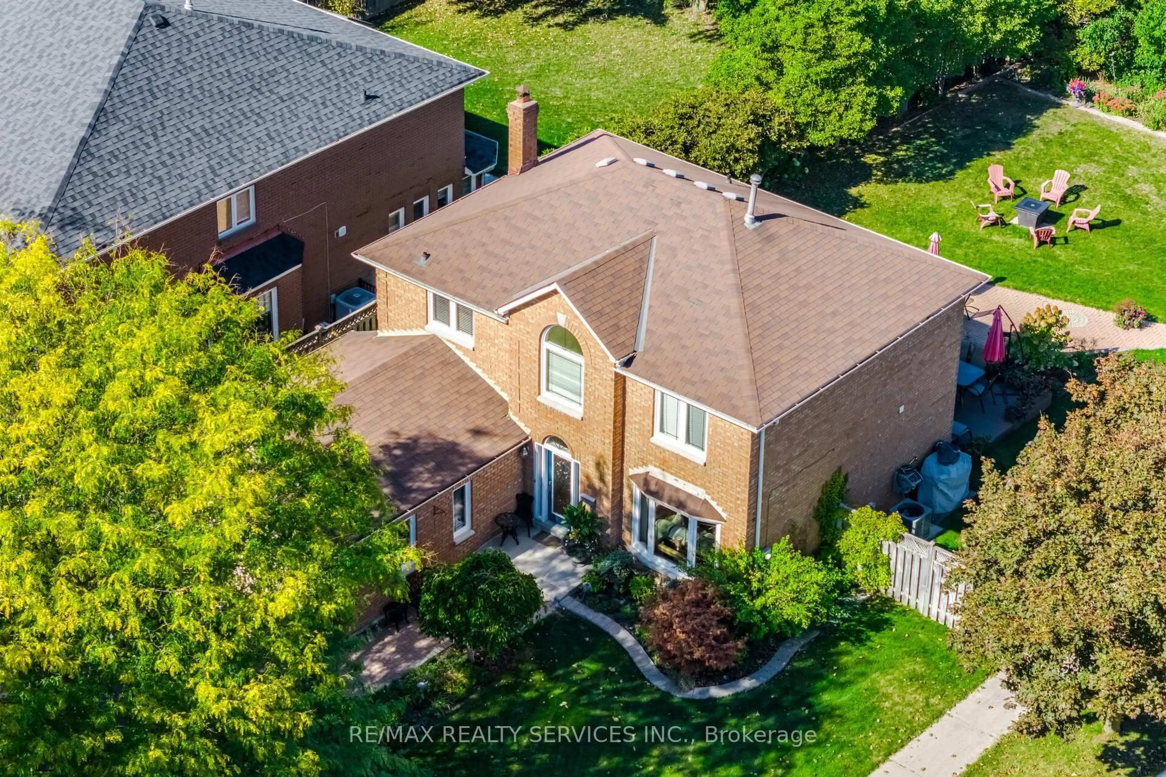A pic from outside/outdoor area/front of a property/back of a property/a pic from drone, street for 30 Starling Crt, Brampton Ontario L6Z 3P5