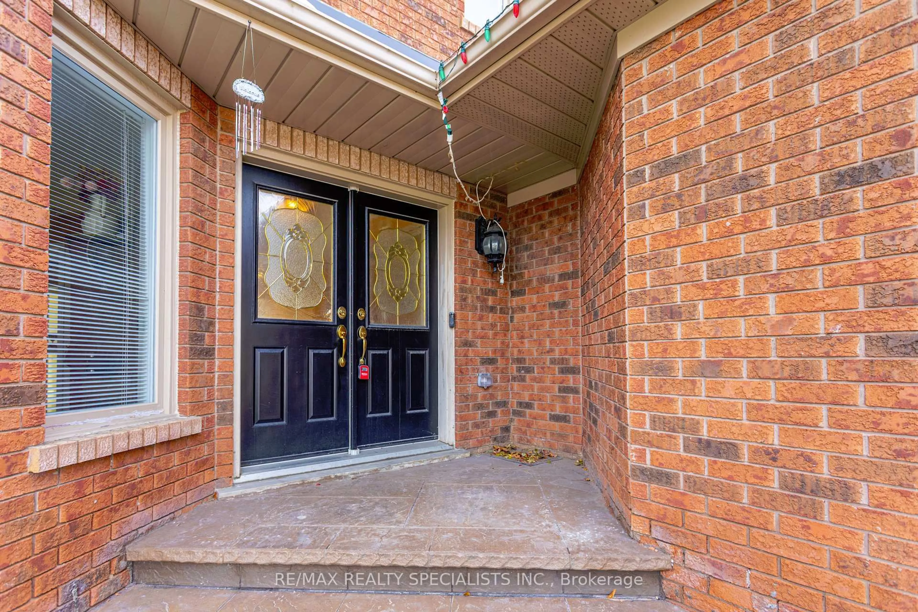 Indoor foyer for 39 Mountainberry Rd, Brampton Ontario L6R 1J3