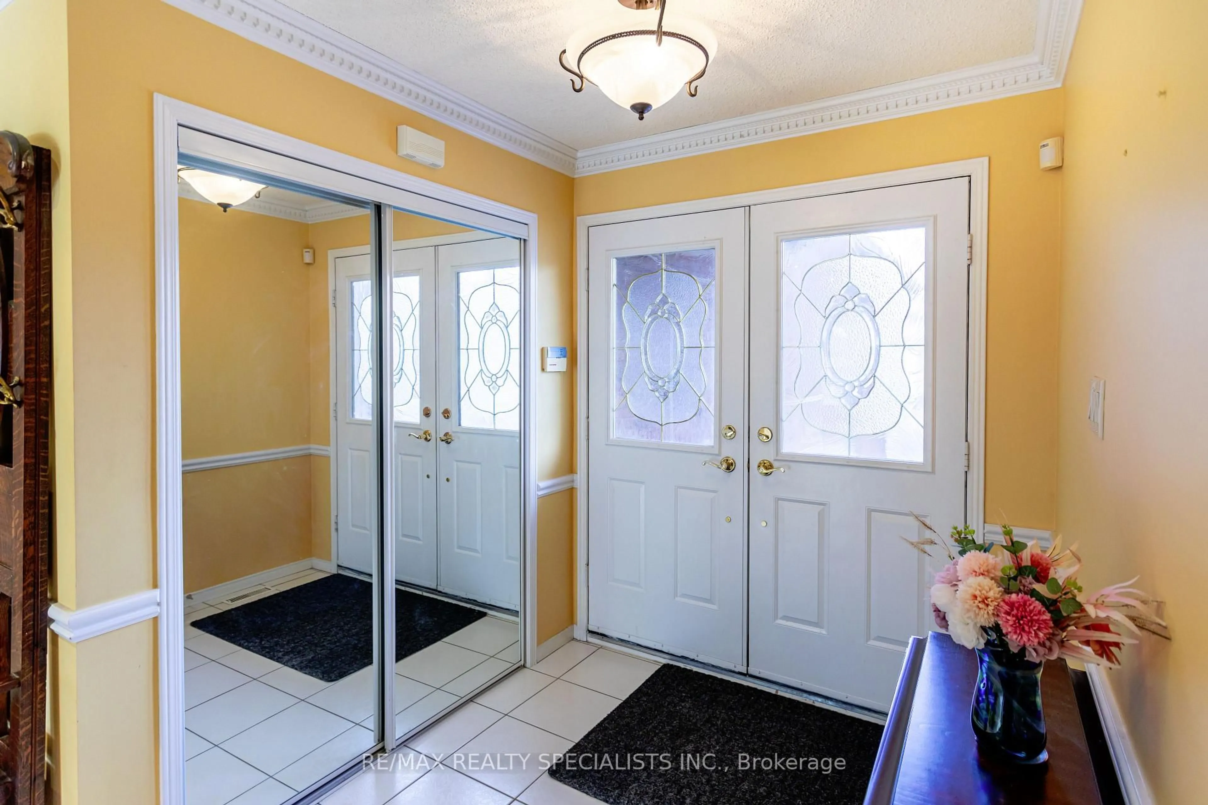 Indoor entryway for 39 Mountainberry Rd, Brampton Ontario L6R 1J3
