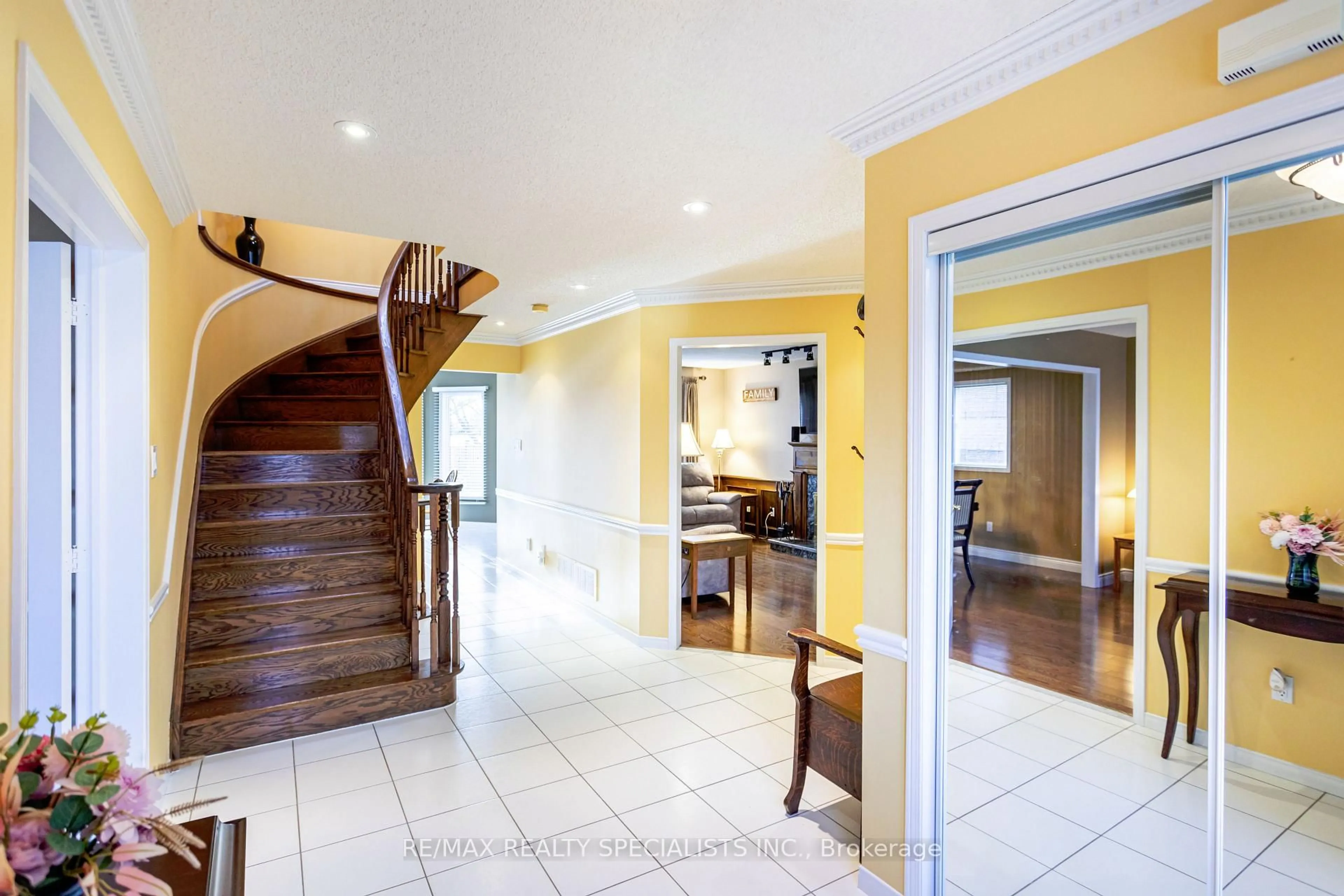 Indoor foyer for 39 Mountainberry Rd, Brampton Ontario L6R 1J3