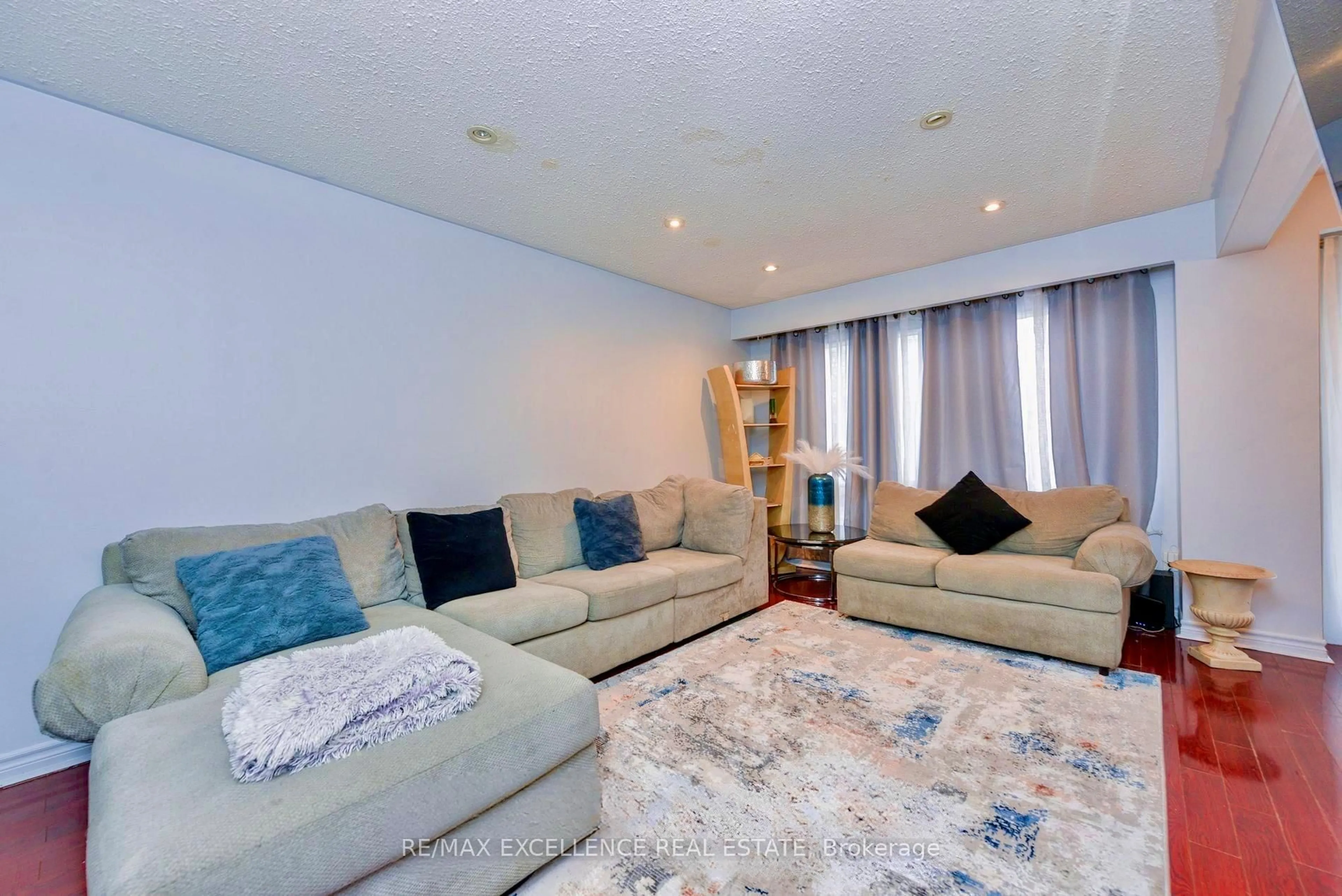 Living room with furniture, unknown for 7500 Goreway Dr #92, Mississauga Ontario L4T 3C7