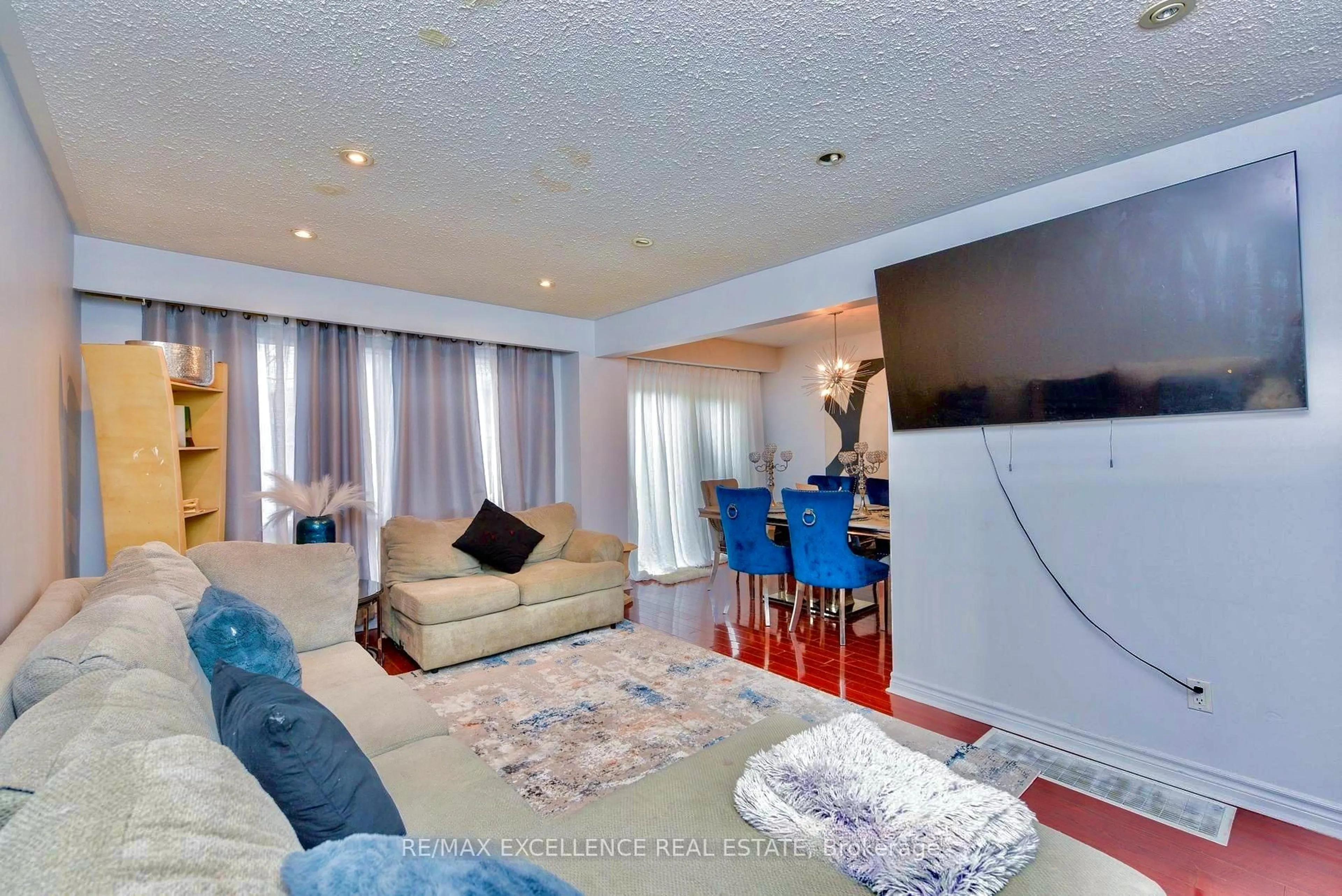 Living room with furniture, unknown for 7500 Goreway Dr #92, Mississauga Ontario L4T 3C7