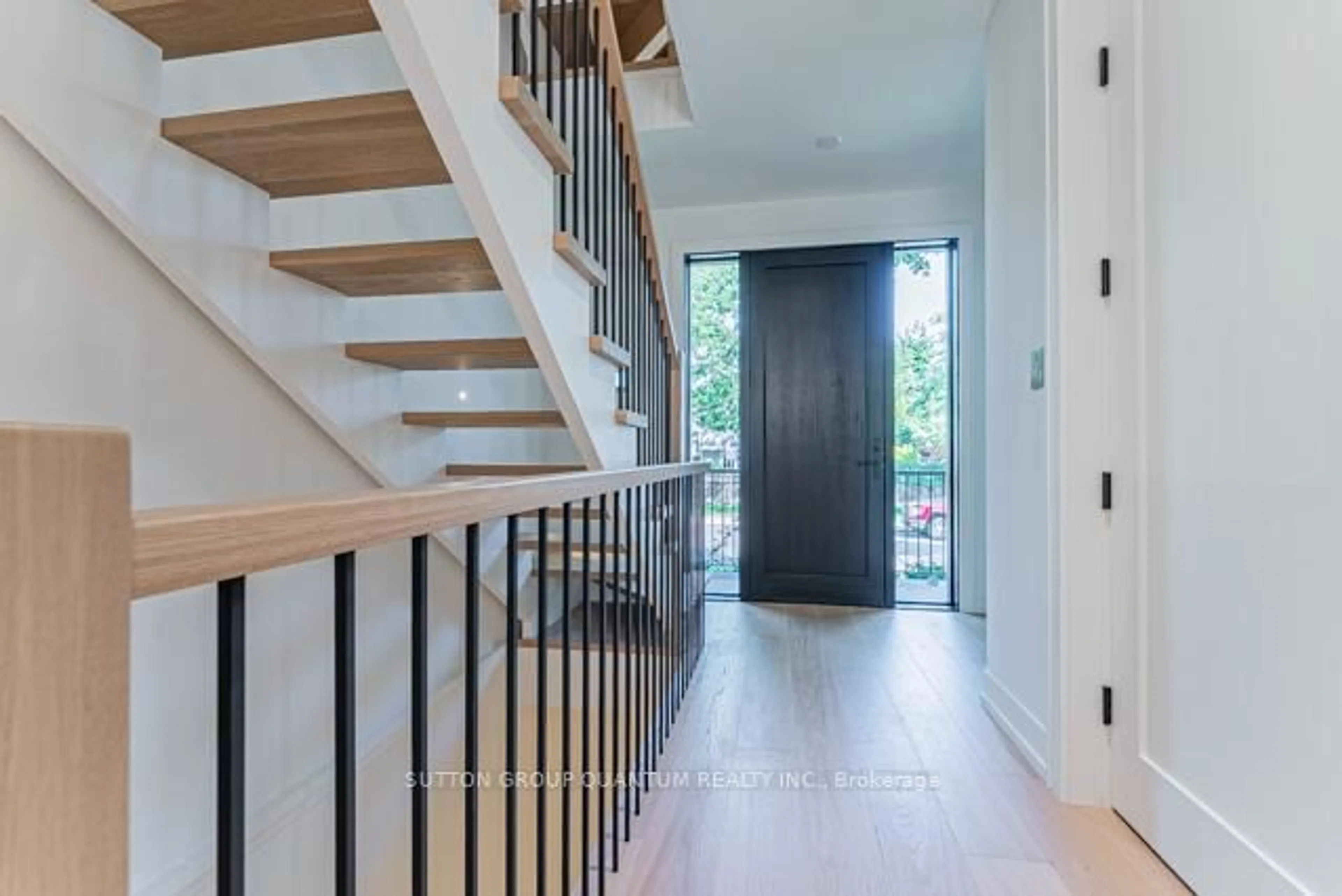 Indoor entryway for 78 Trafalgar Rd, Oakville Ontario L6J 2S7