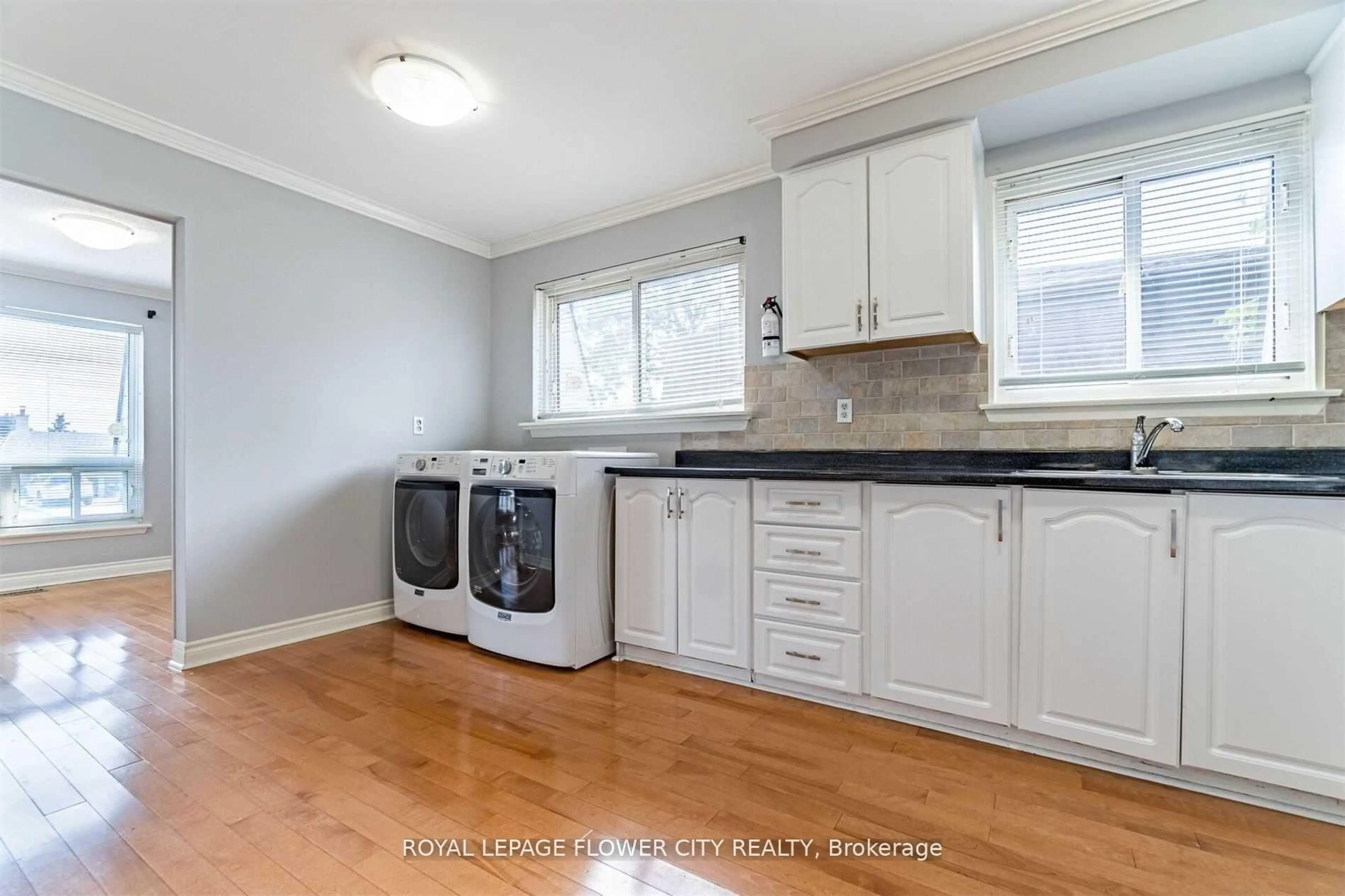 Standard kitchen, wood/laminate floor for 5 Grassmere Cres, Brampton Ontario L6S 1C9