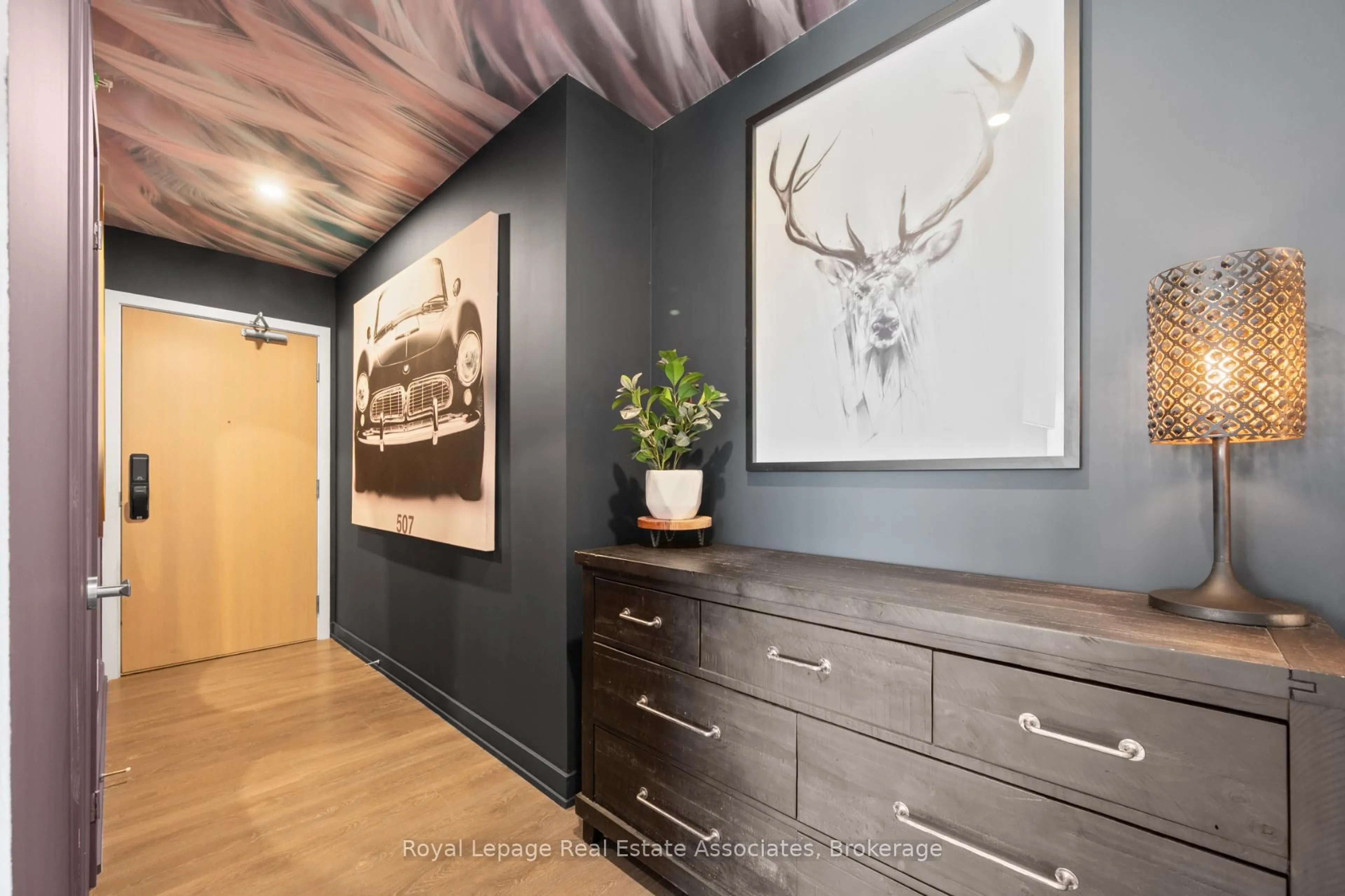 Indoor entryway for 370 Martha St #602, Burlington Ontario L7R 0G9