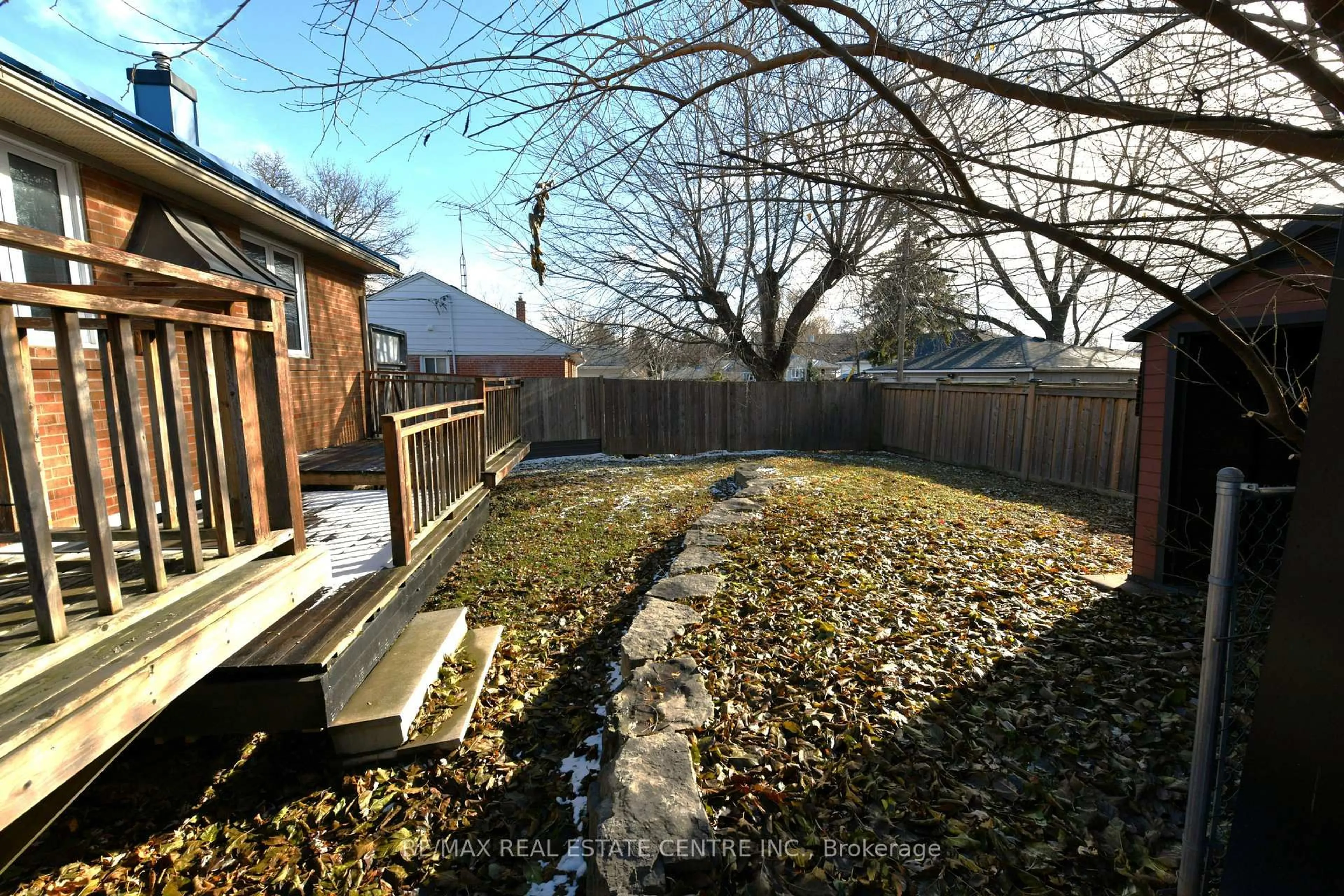 A pic from outside/outdoor area/front of a property/back of a property/a pic from drone, street for 148 Ontario St, Milton Ontario L9T 2T4