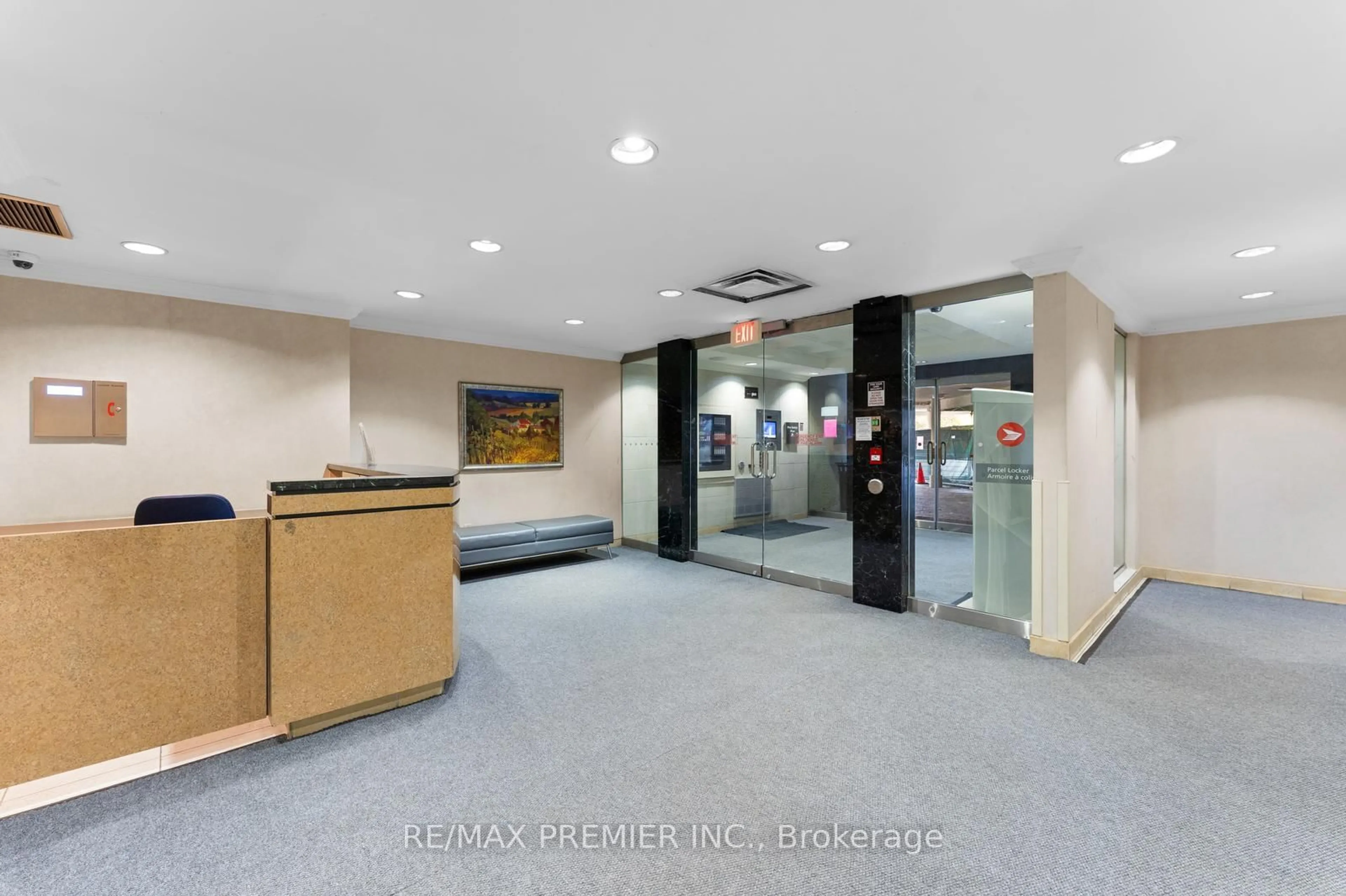 Indoor foyer for 61 Richview Rd #1807, Toronto Ontario M9A 4M8