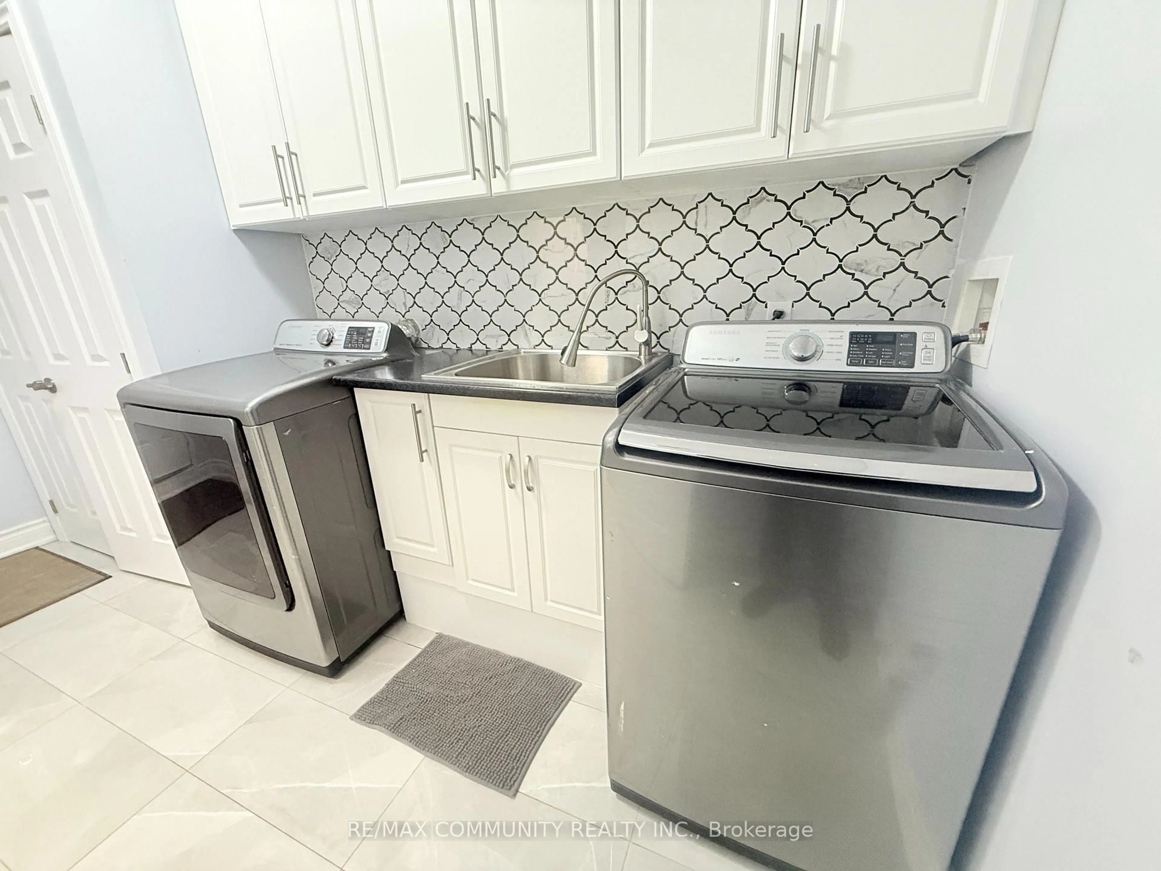 Standard kitchen, ceramic/tile floor for 24 Roundstone Dr, Brampton Ontario L6X 0K7