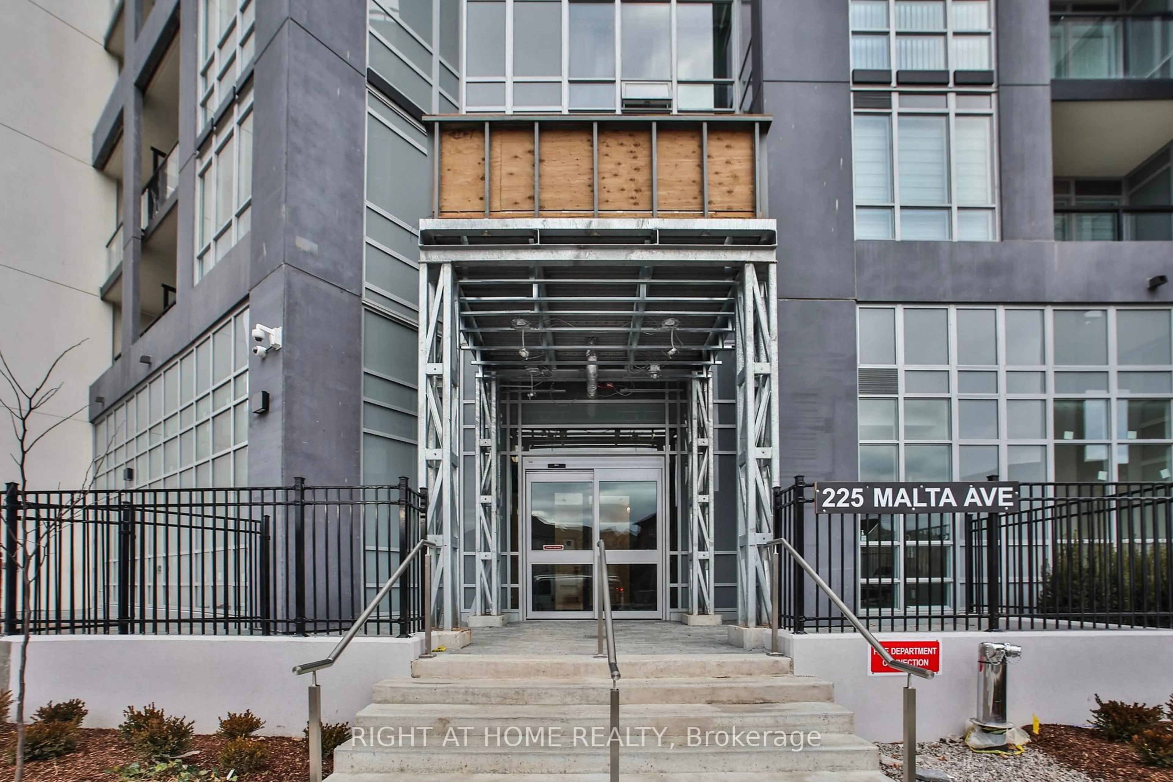 Indoor foyer for 225 MALTA Ave #808, Brampton Ontario L6Y 6L6