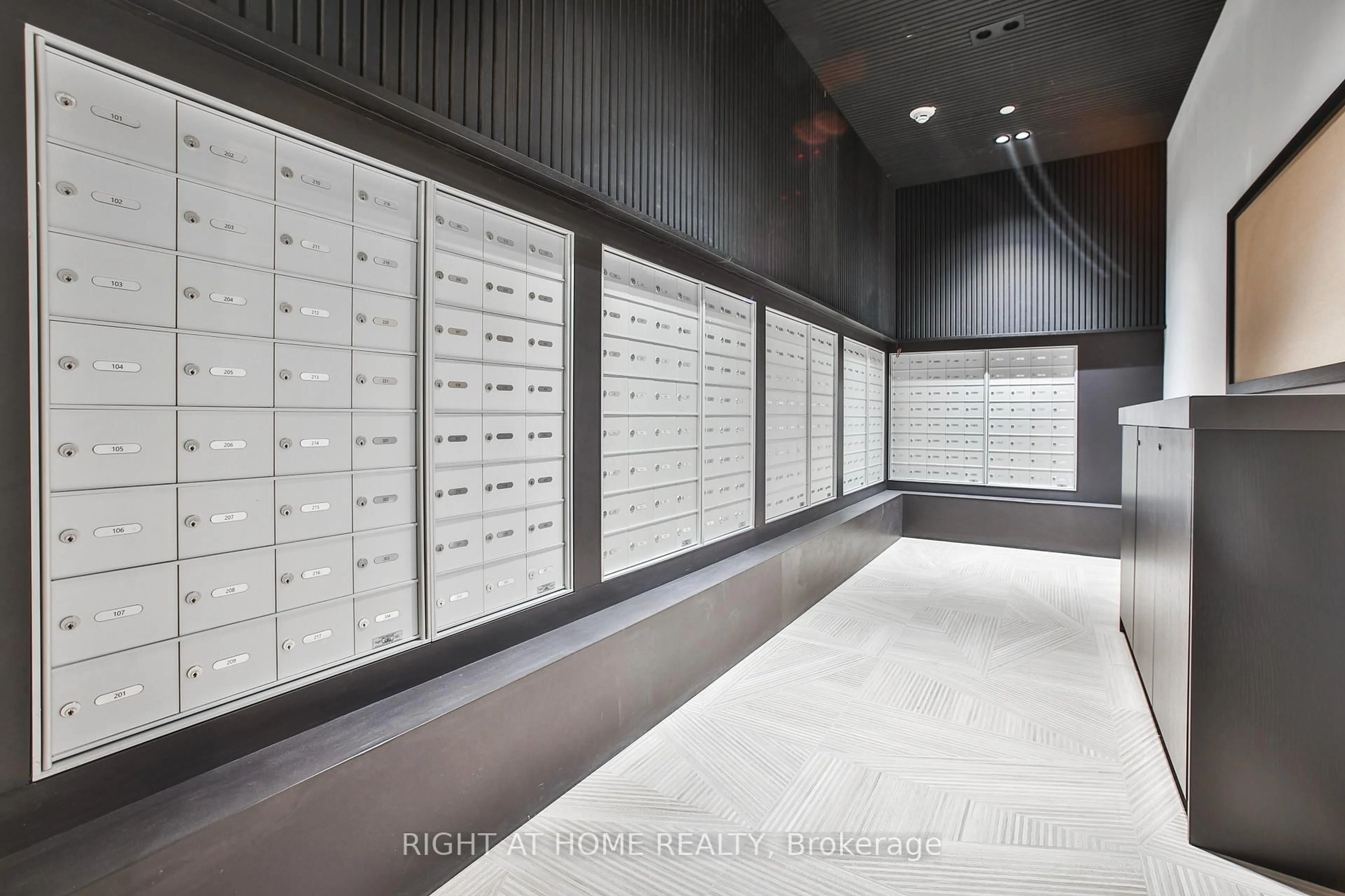 Indoor foyer for 225 MALTA Ave #808, Brampton Ontario L6Y 6L6