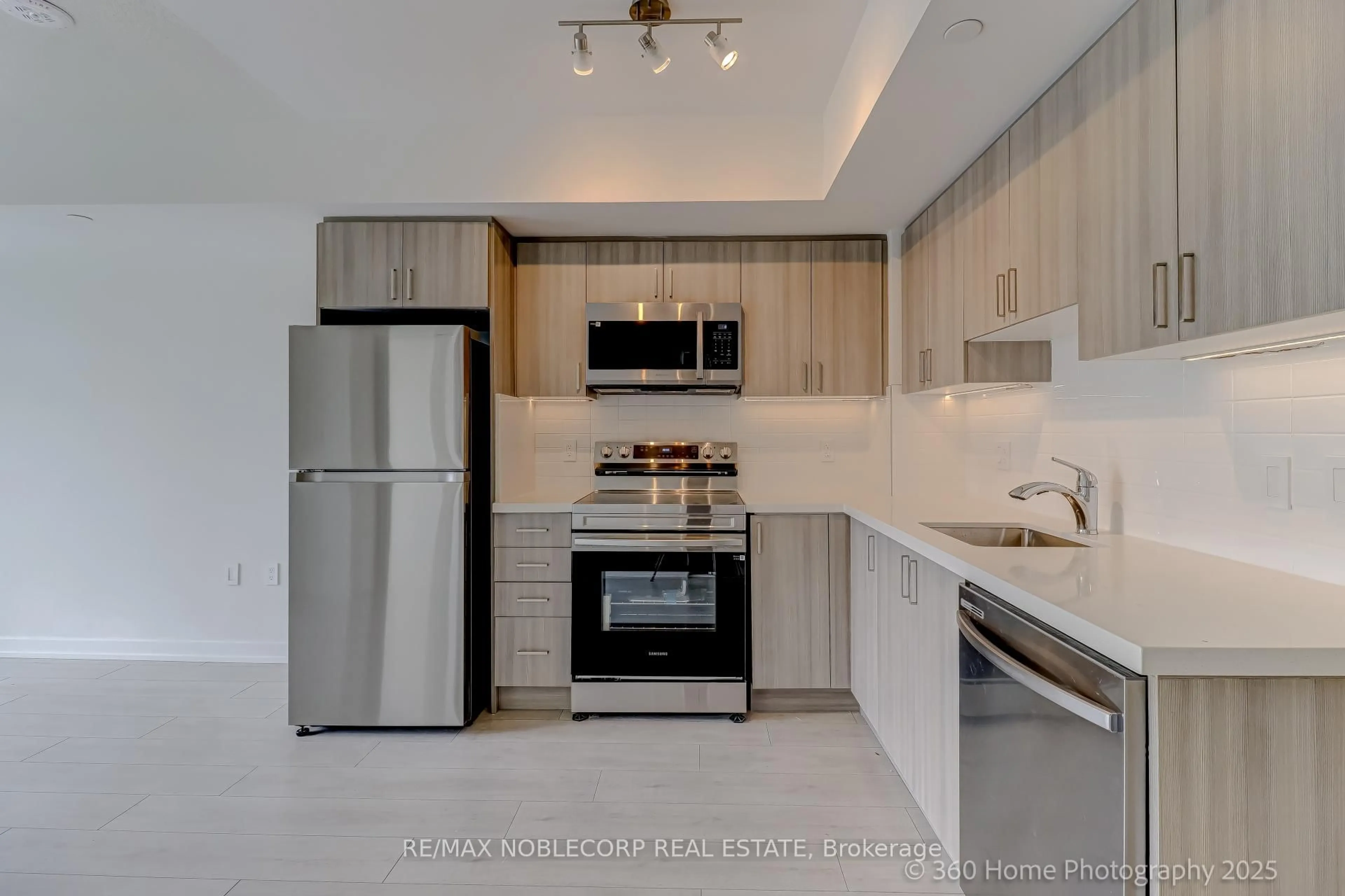 Standard kitchen, ceramic/tile floor for 556 Marlee Ave #508, Toronto Ontario M6B 0B1