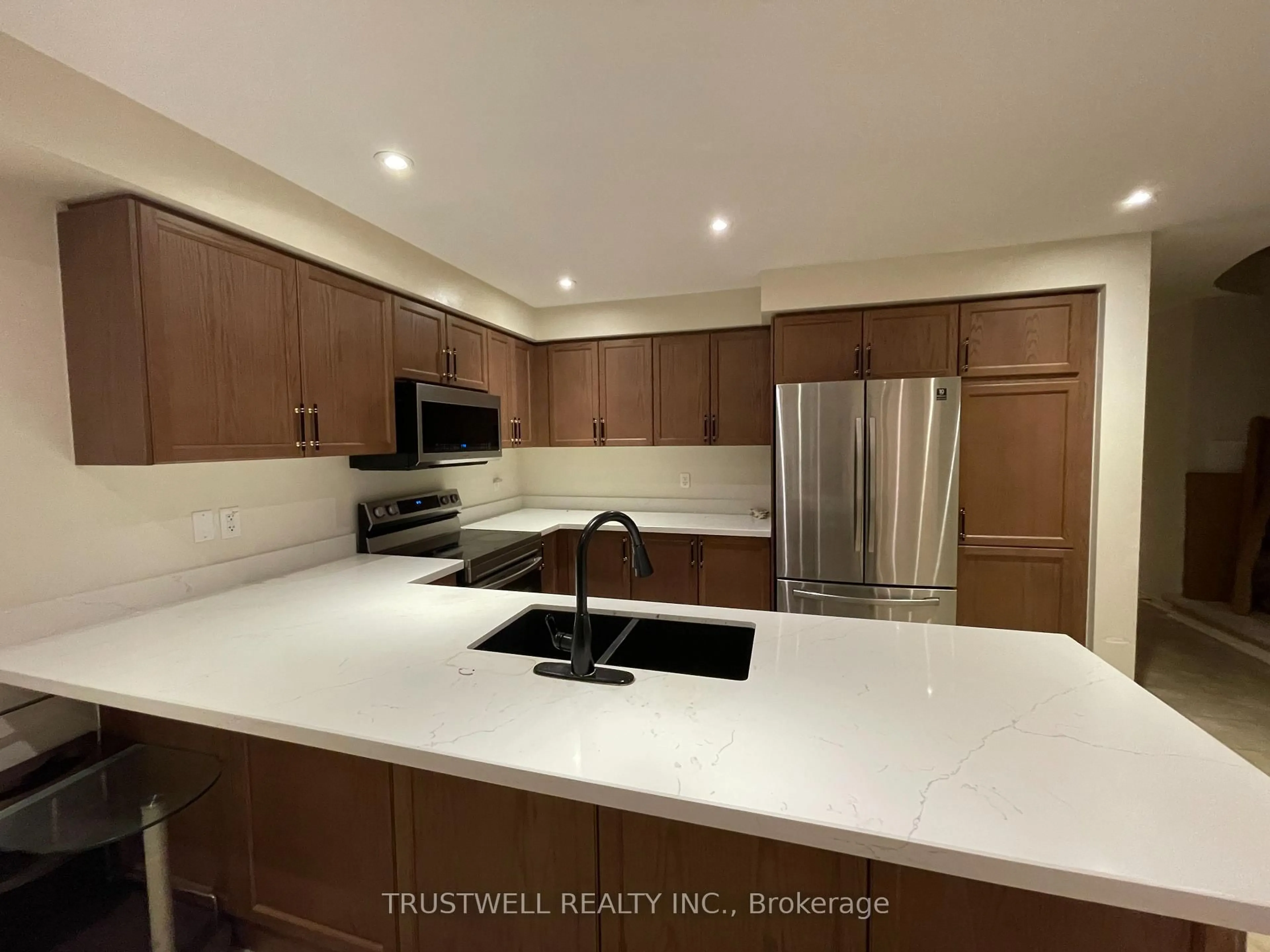 Open concept kitchen, ceramic/tile floor for 3169 Neyagawa Blvd, Oakville Ontario L6M 0P4