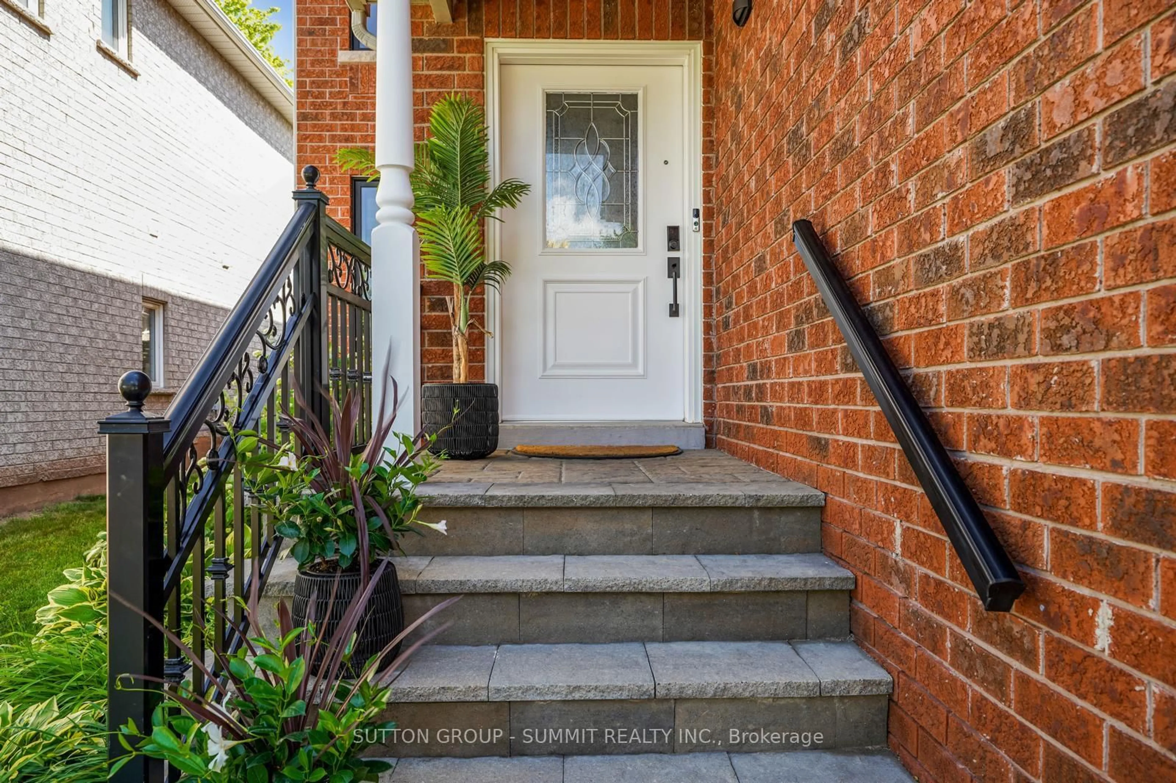 Indoor entryway for 2413 Gladstone Ave, Oakville Ontario L6H 6P2