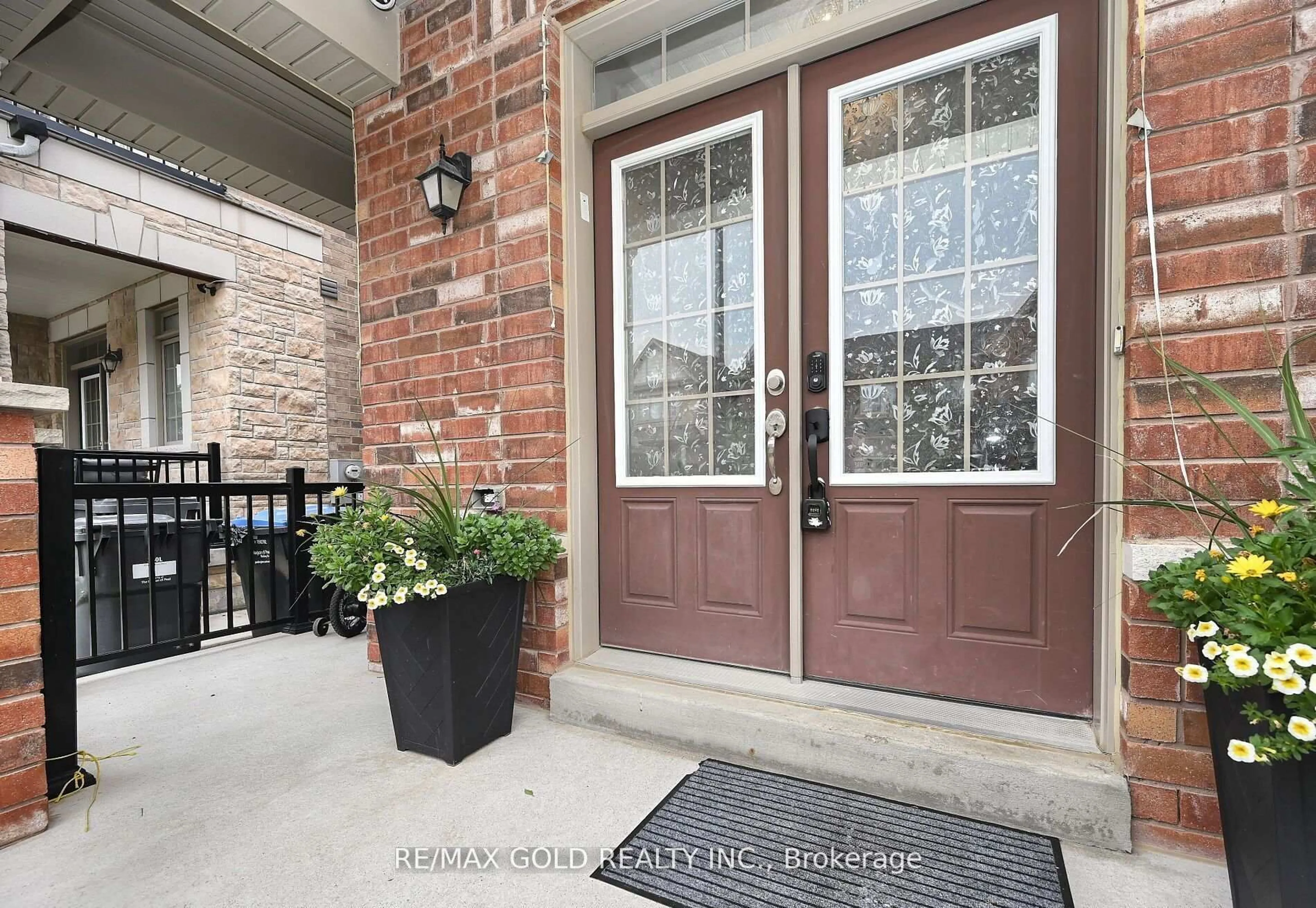 Indoor entryway for 96 Ledger Point Cres, Brampton Ontario L6R 3W1