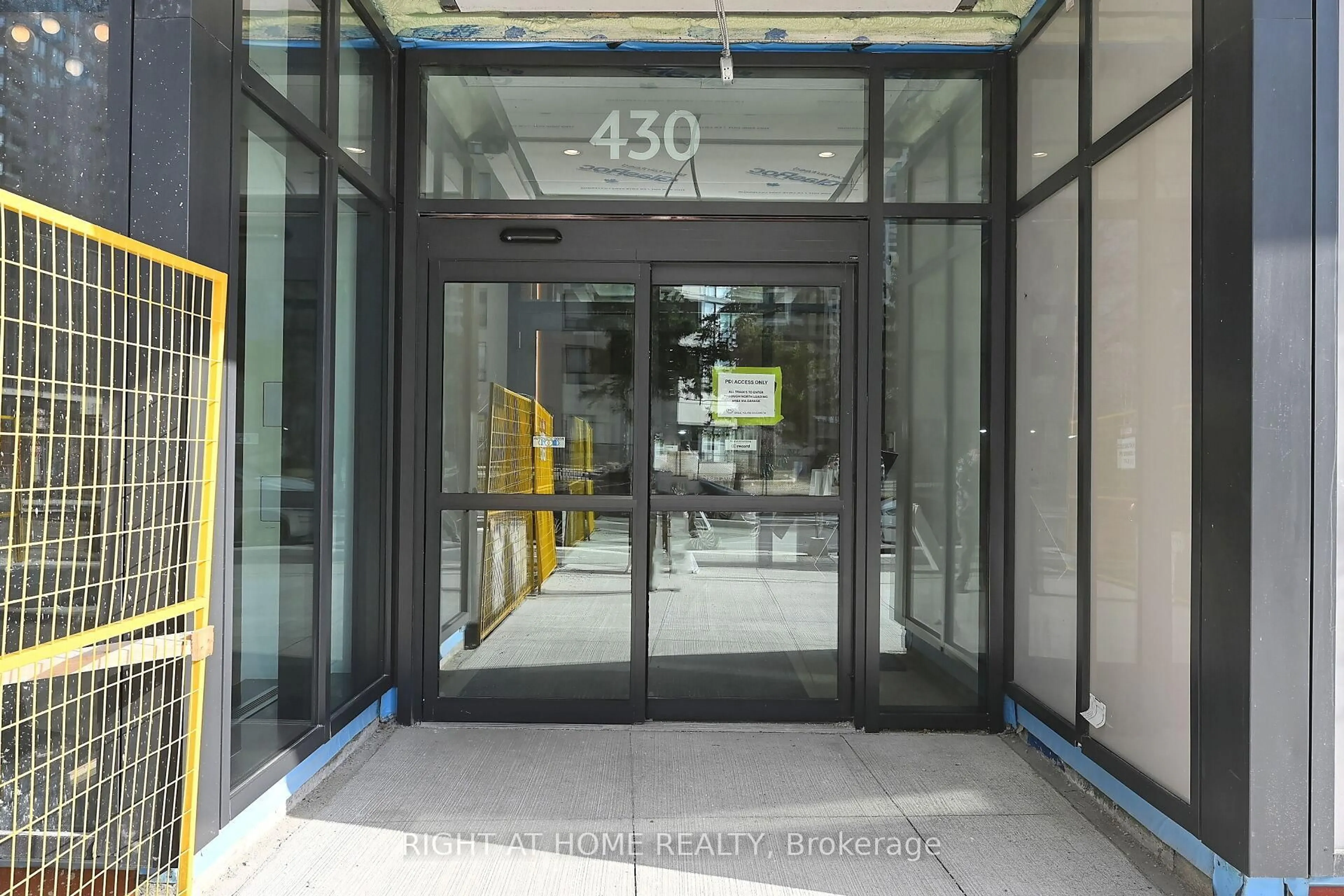 Indoor foyer for 430 SQUARE ONE Dr #1402, Mississauga Ontario L5B 0L6