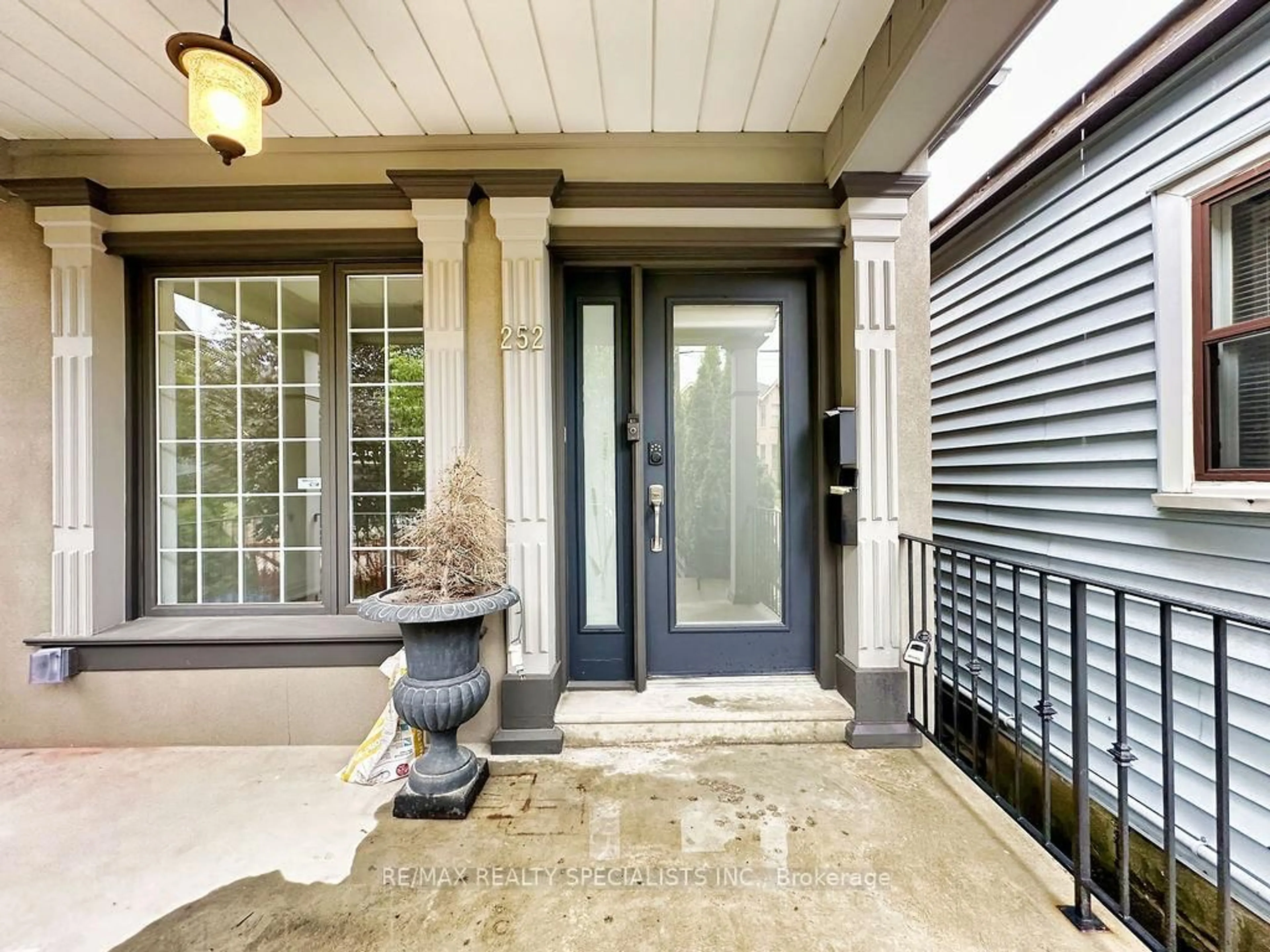 Indoor entryway for 252 Earlscourt Ave, Toronto Ontario M6E 4B6