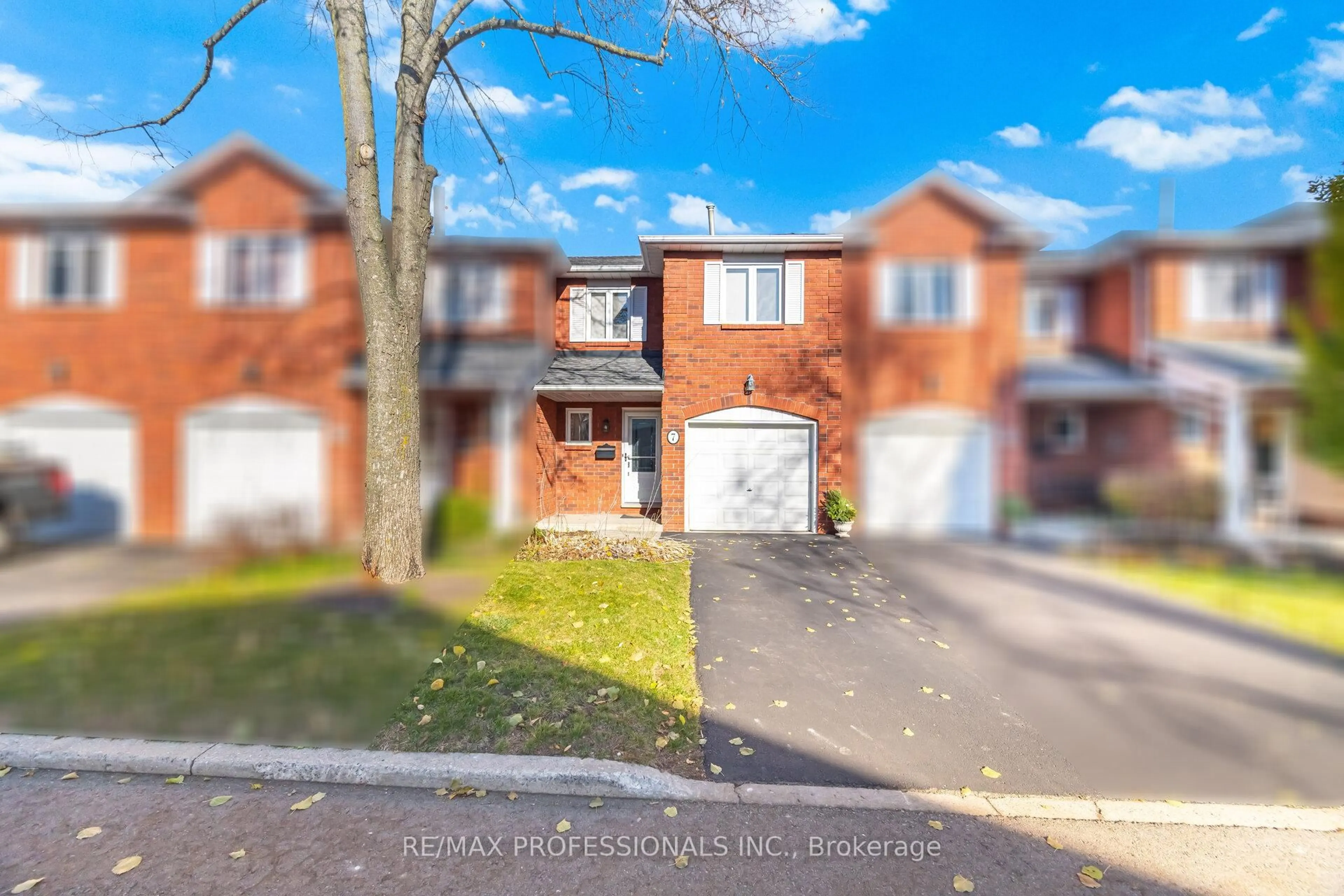 A pic from outside/outdoor area/front of a property/back of a property/a pic from drone, street for 3115 New St #7, Burlington Ontario L7N 3T4