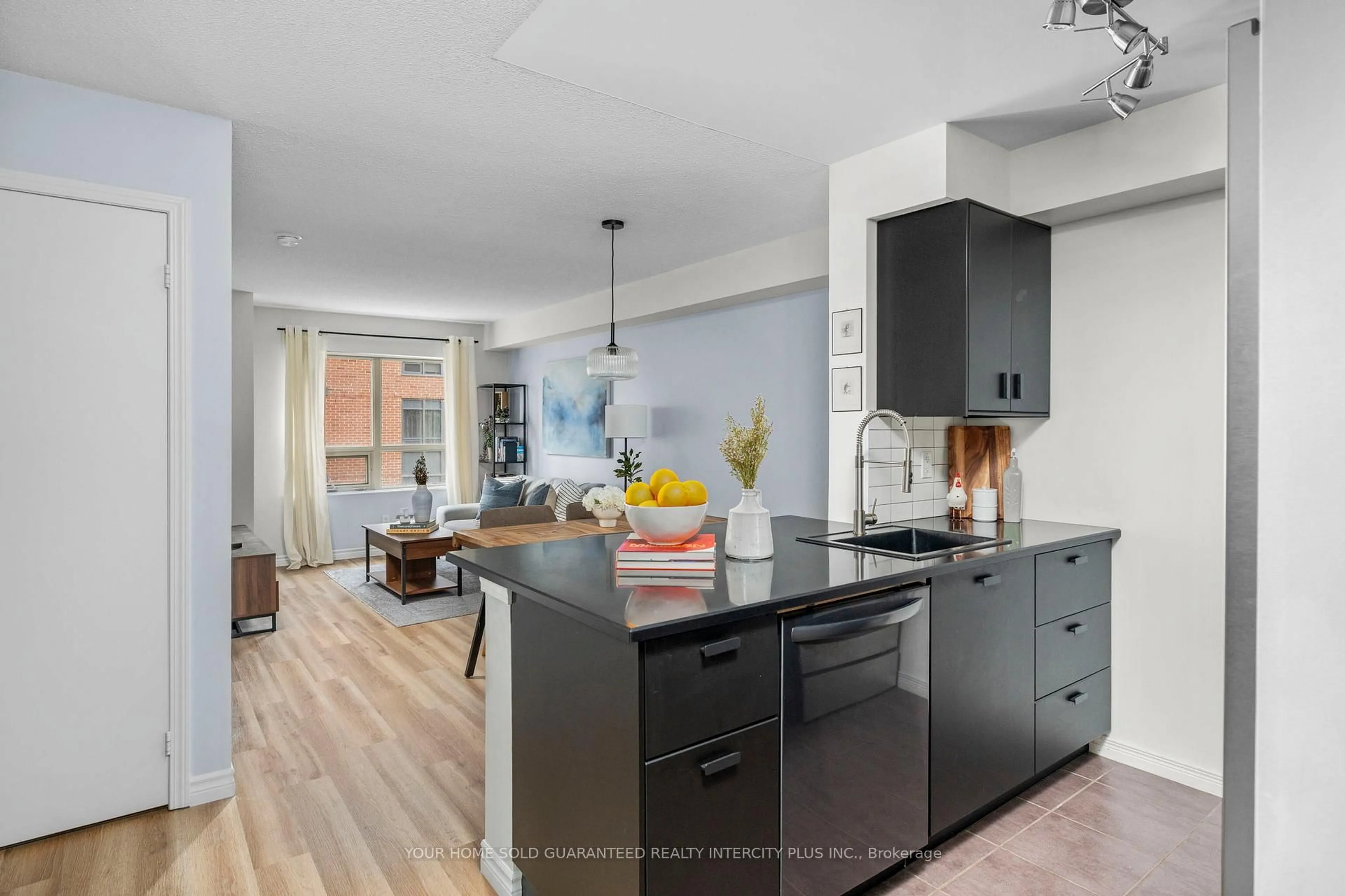 Open concept kitchen, ceramic/tile floor for 60 Heintzman St #934, Toronto Ontario M6P 5A1