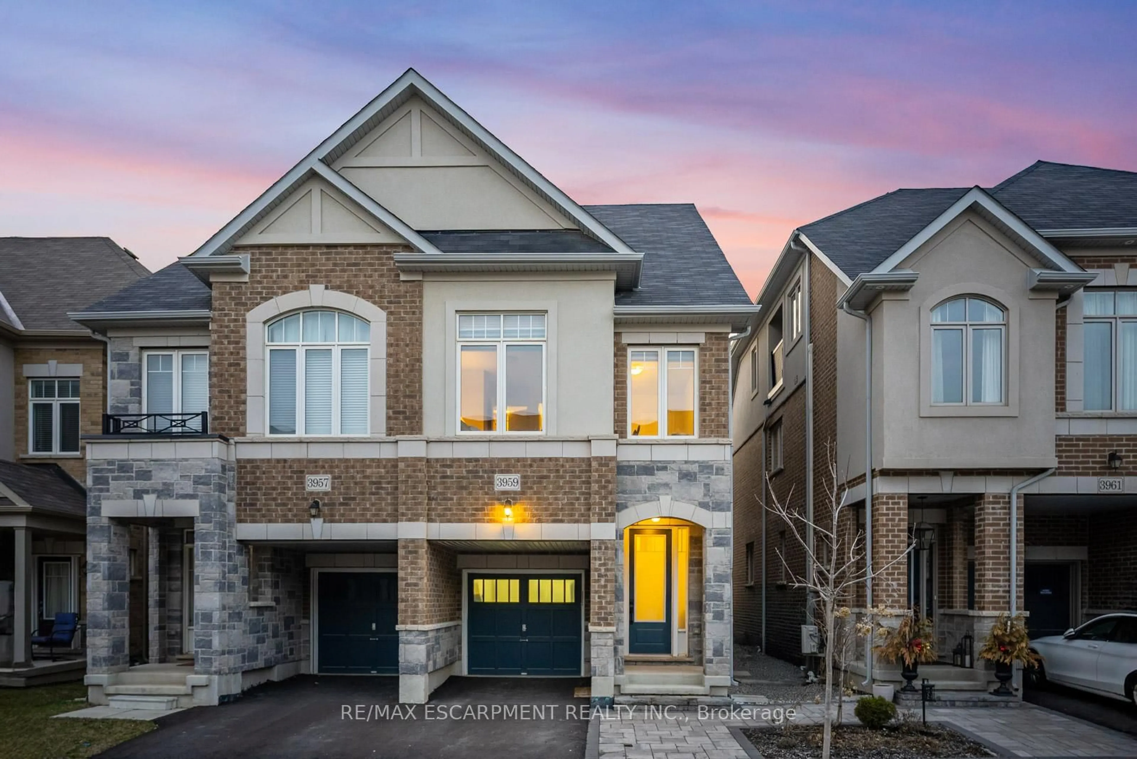 Home with brick exterior material, street for 3959 Koenig Rd, Burlington Ontario L7M 0Z7