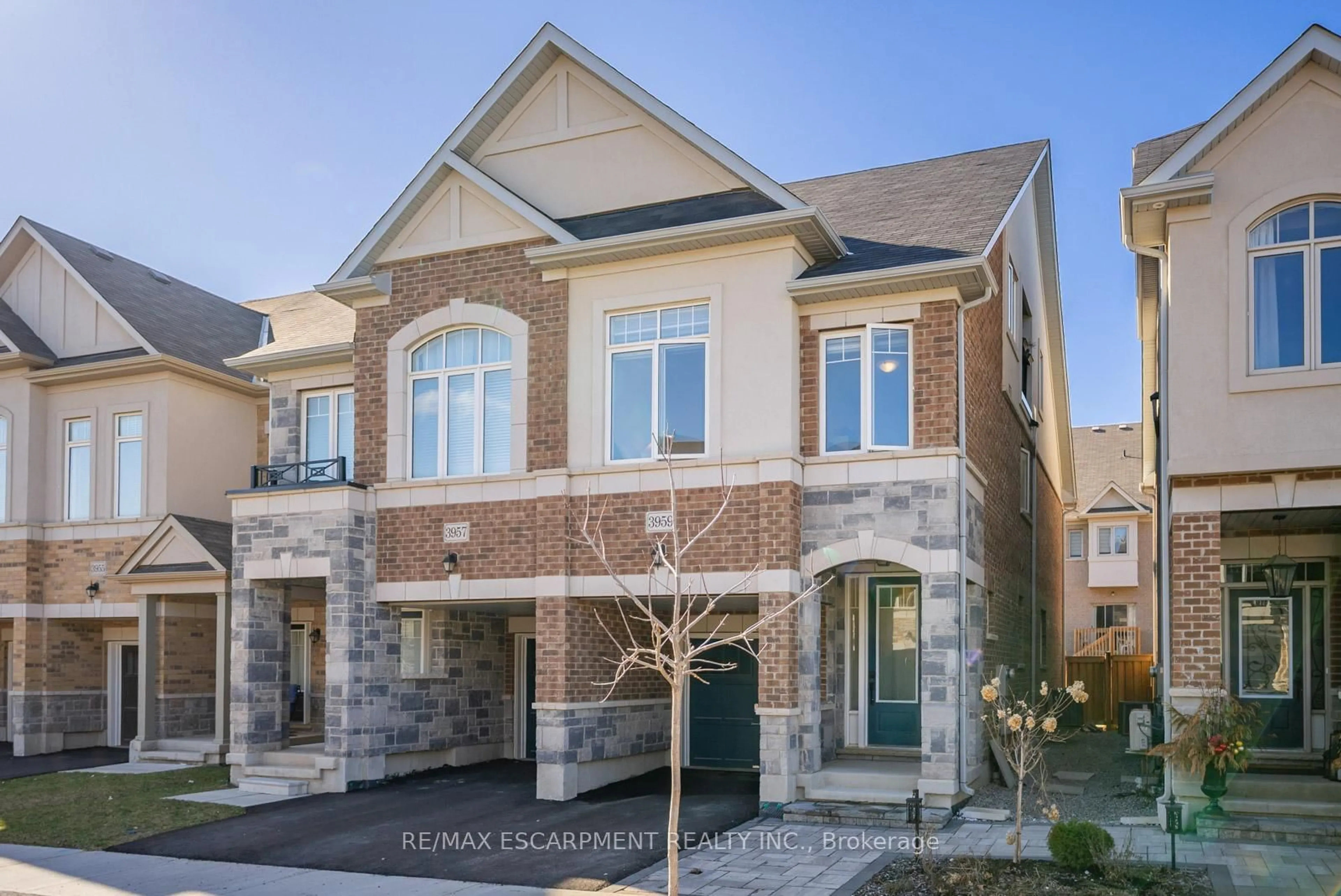 Home with brick exterior material, street for 3959 Koenig Rd, Burlington Ontario L7M 0Z7