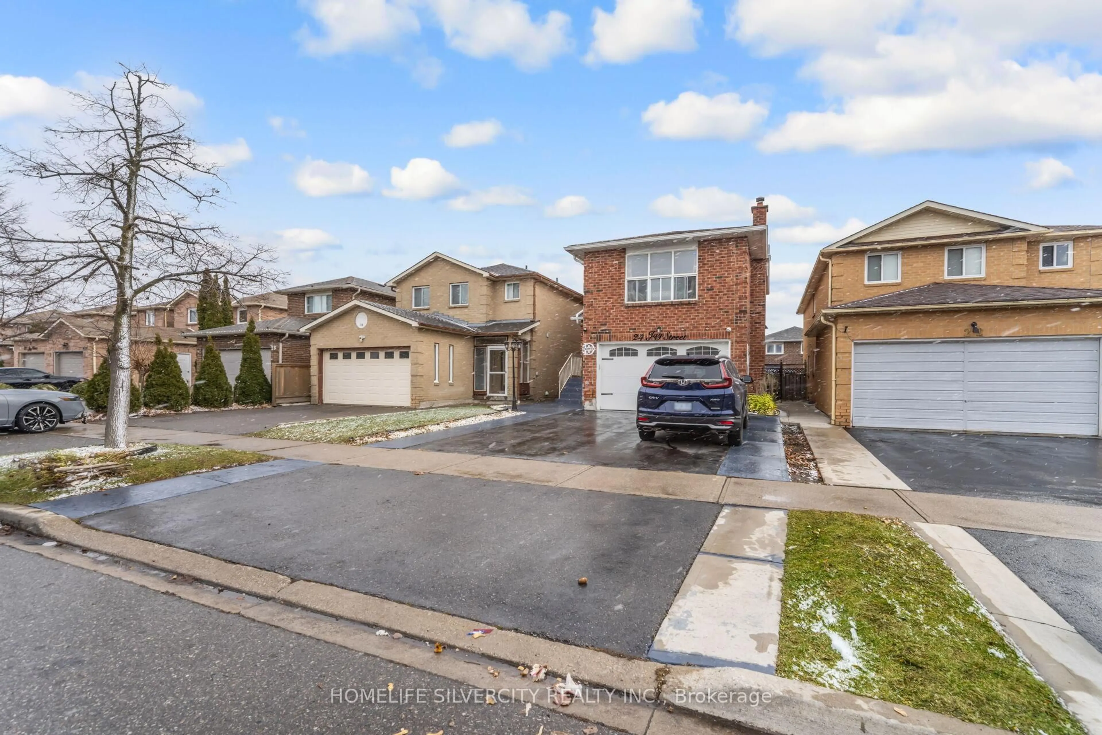 A pic from outside/outdoor area/front of a property/back of a property/a pic from drone, street for 24 Jay St, Brampton Ontario L6Z 3V7