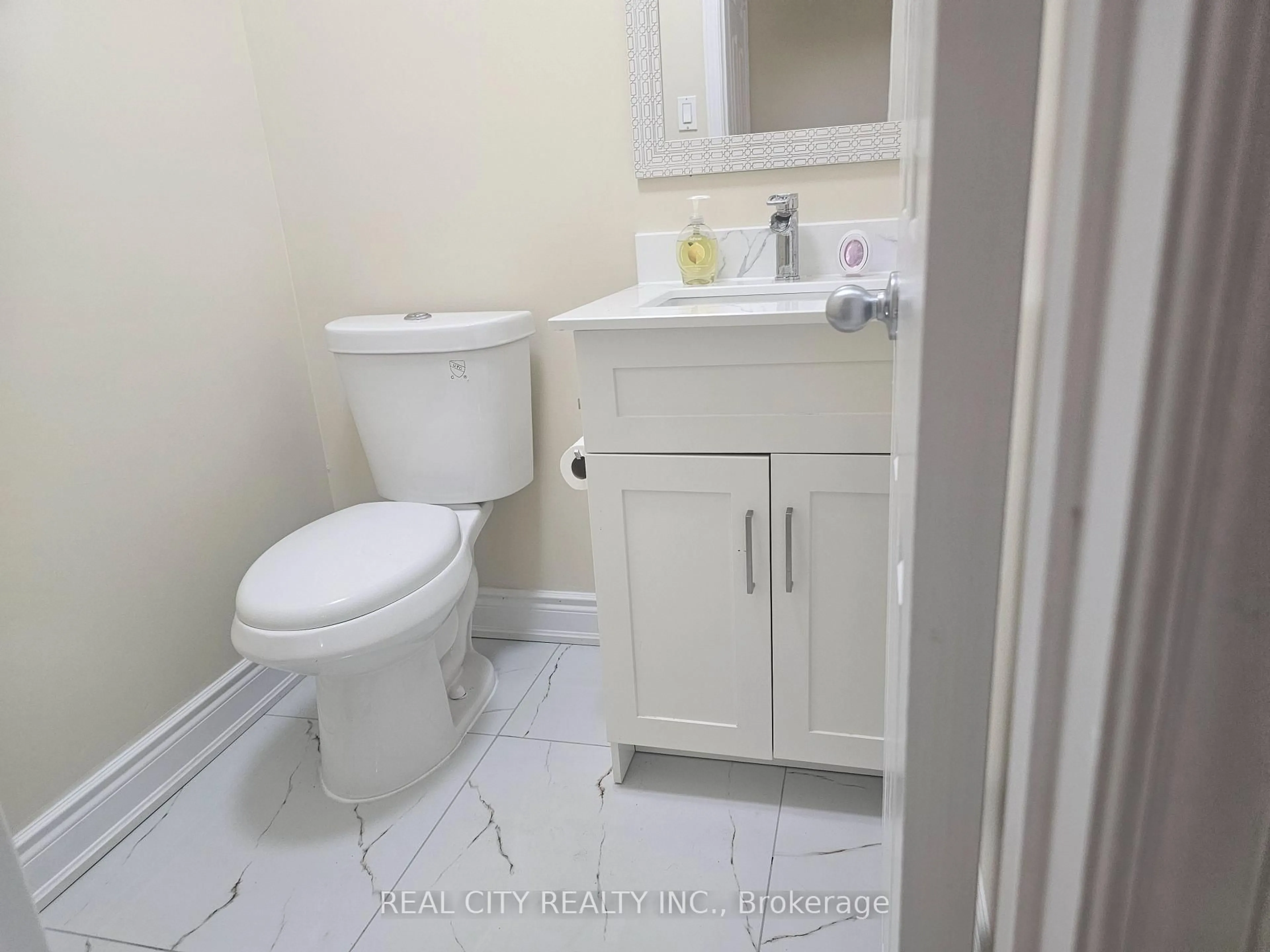 Standard bathroom, unknown for 37 Bobcat St, Brampton Ontario L6R 1C8