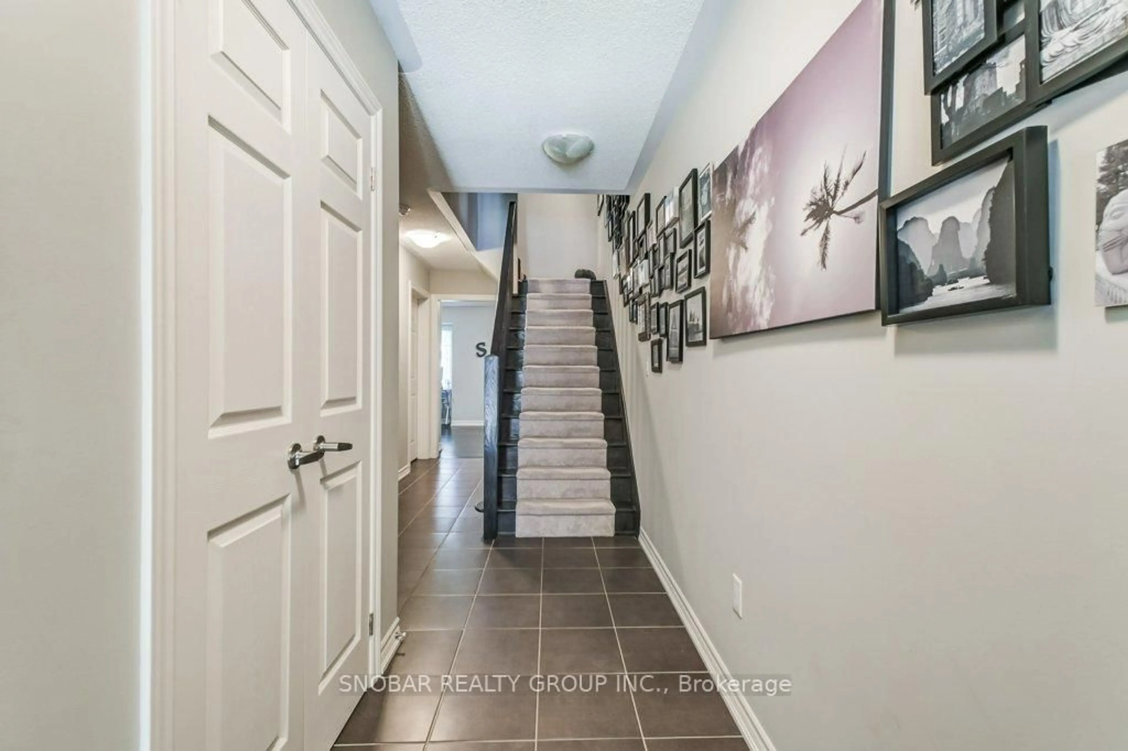 Indoor entryway for 3170 Boxford Cres #5, Mississauga Ontario L5M 0X1