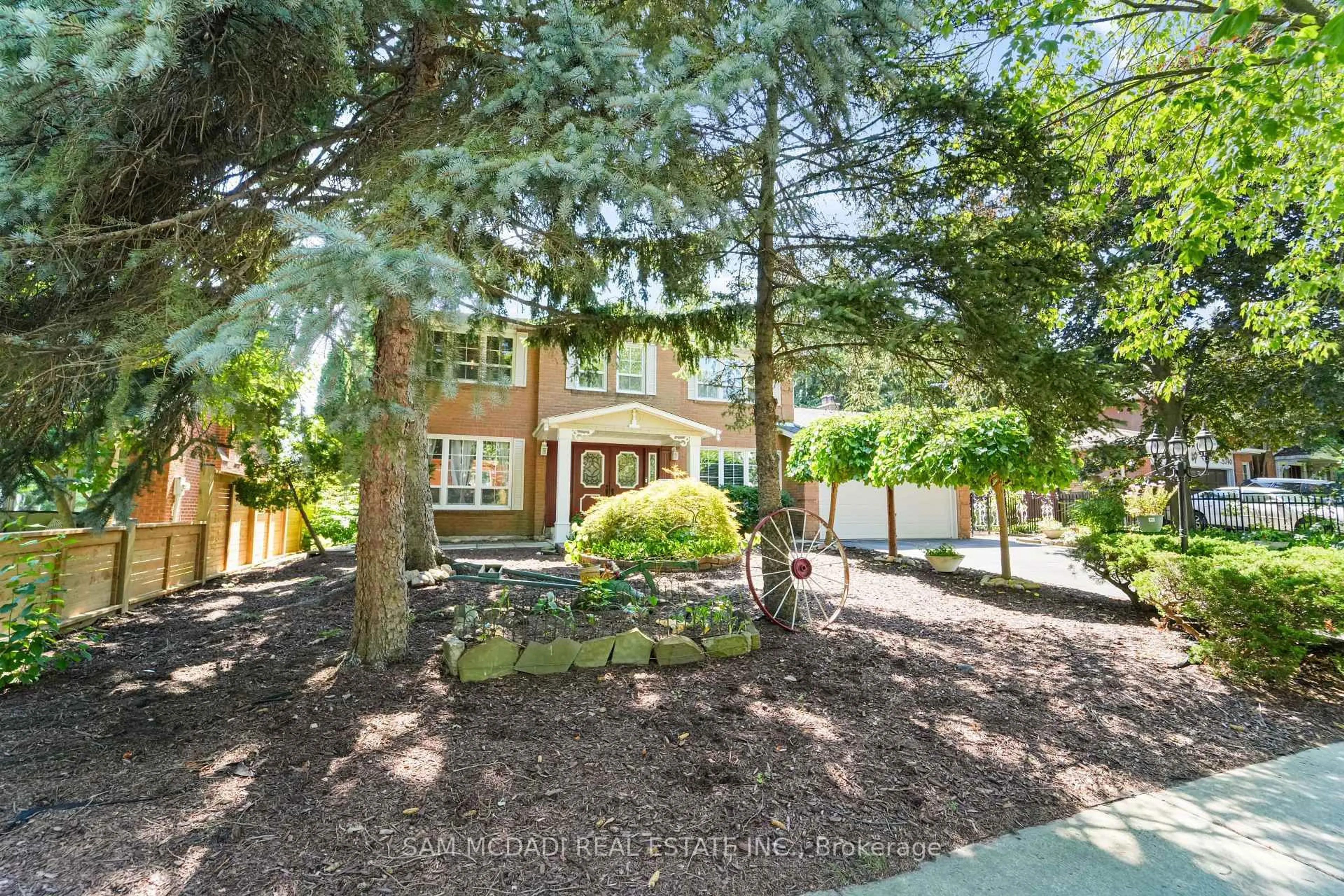 A pic from outside/outdoor area/front of a property/back of a property/a pic from drone, street for 2032 Shannon Dr, Mississauga Ontario L5H 3W3