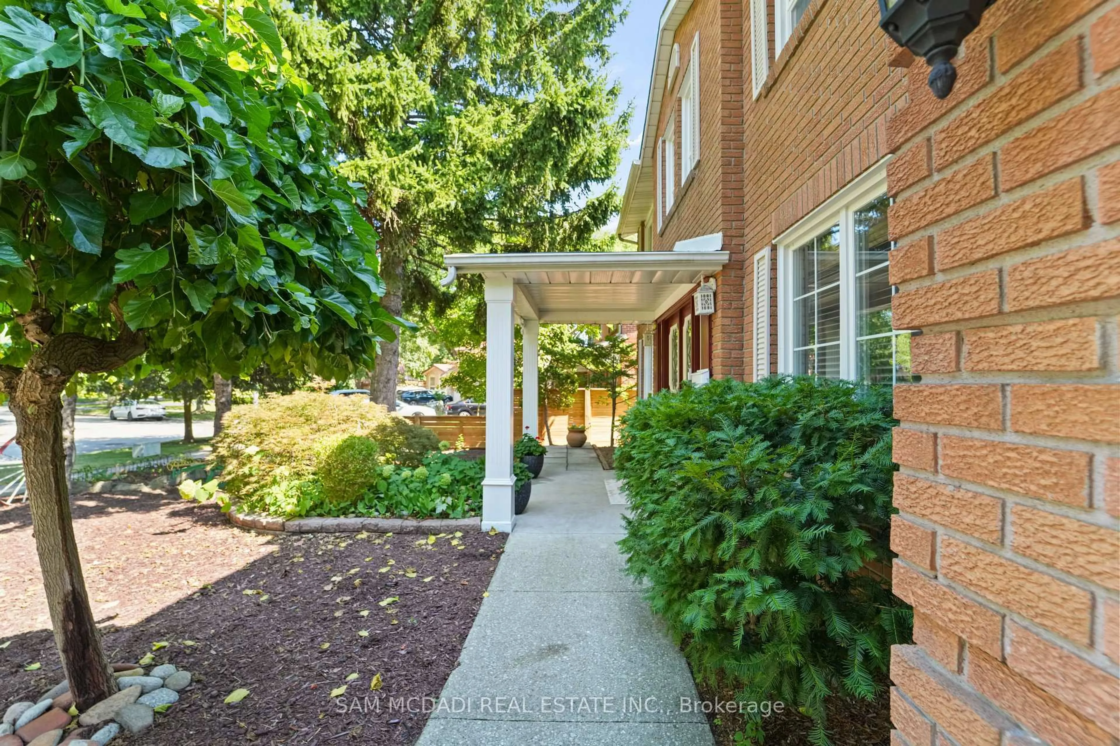 Unknown for 2032 Shannon Dr, Mississauga Ontario L5H 3W3