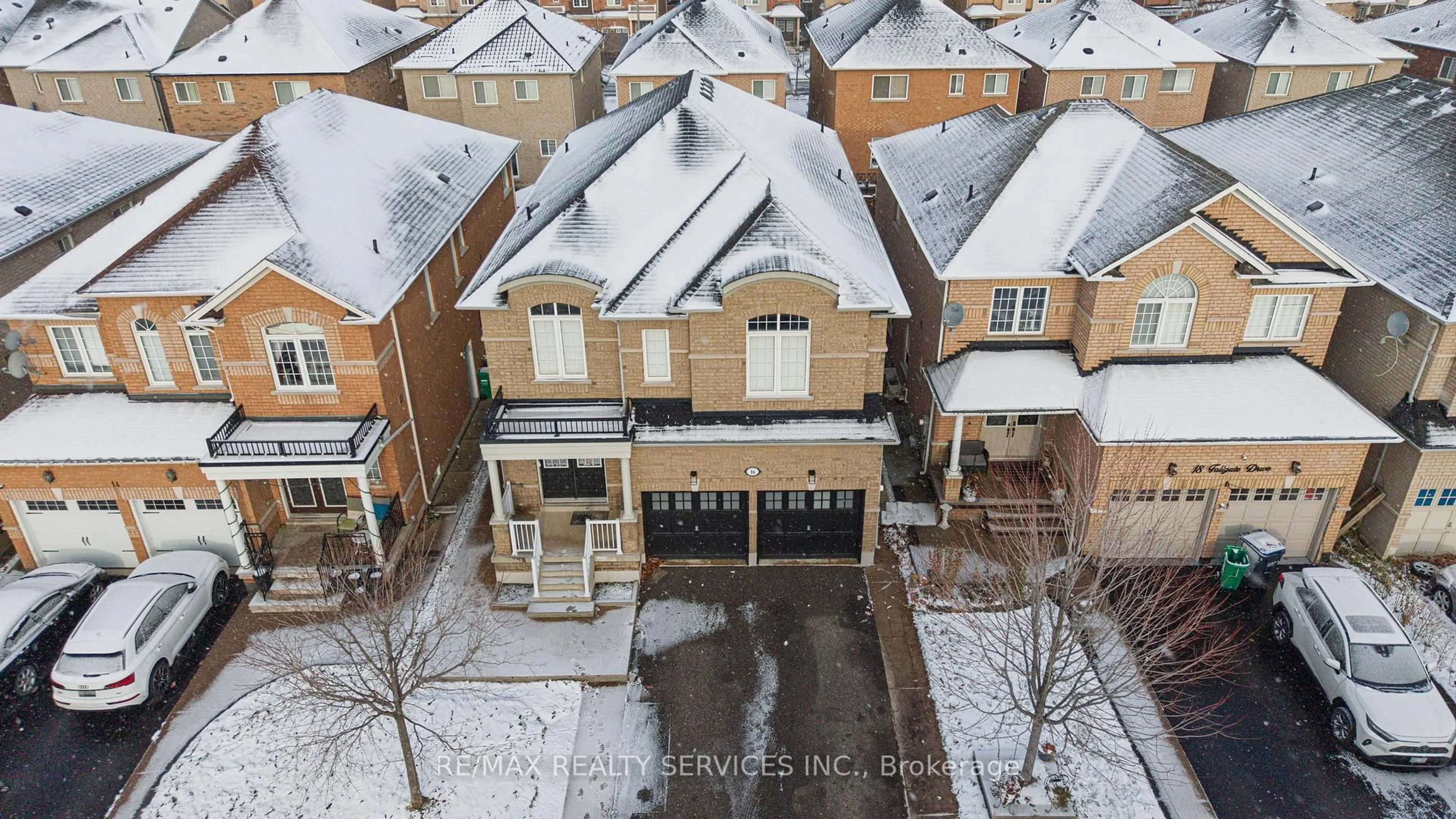 A pic from outside/outdoor area/front of a property/back of a property/a pic from drone, street for 16 Fallgate Dr, Brampton Ontario L6X 0R5