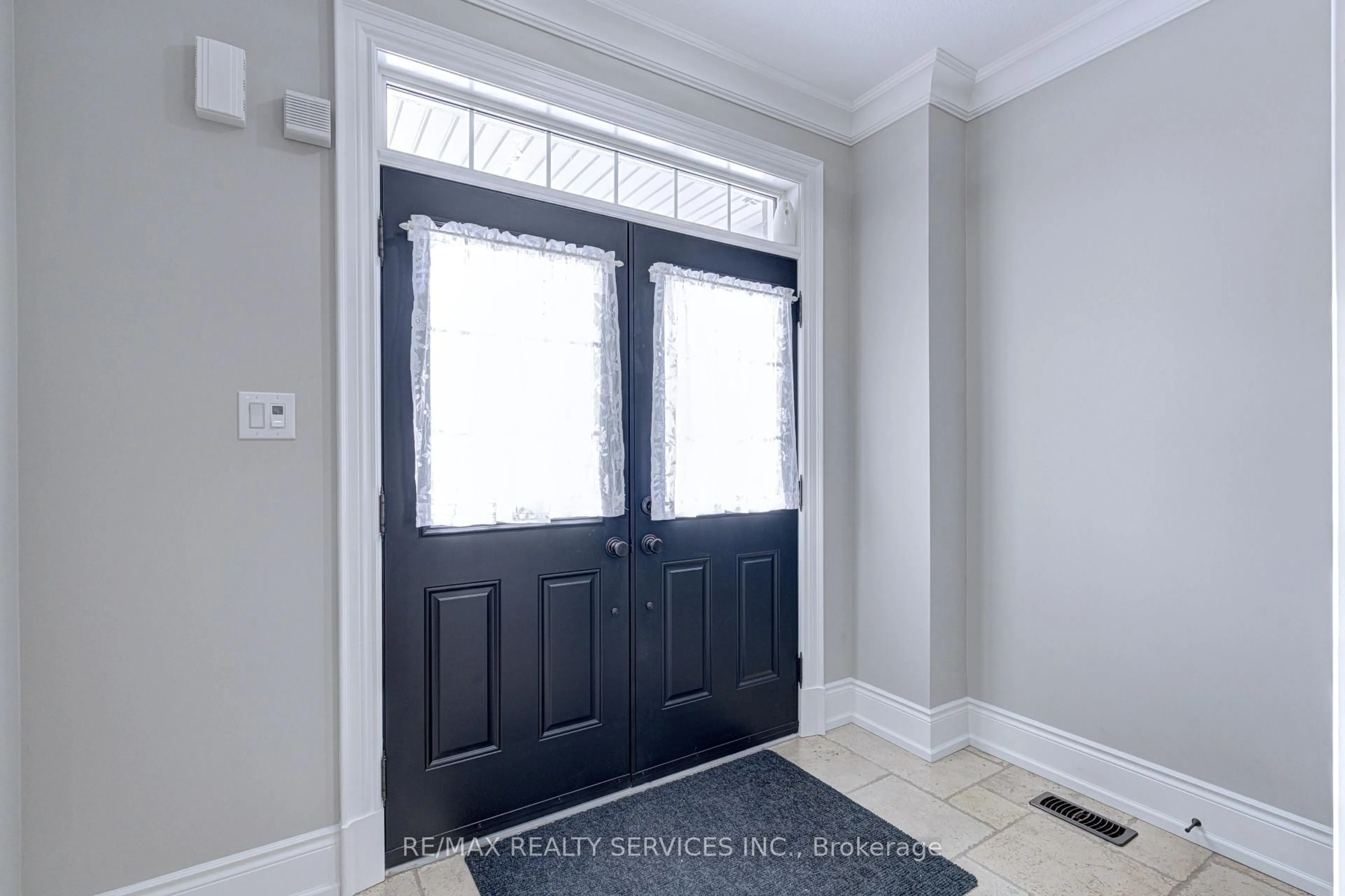 Indoor entryway for 16 Fallgate Dr, Brampton Ontario L6X 0R5