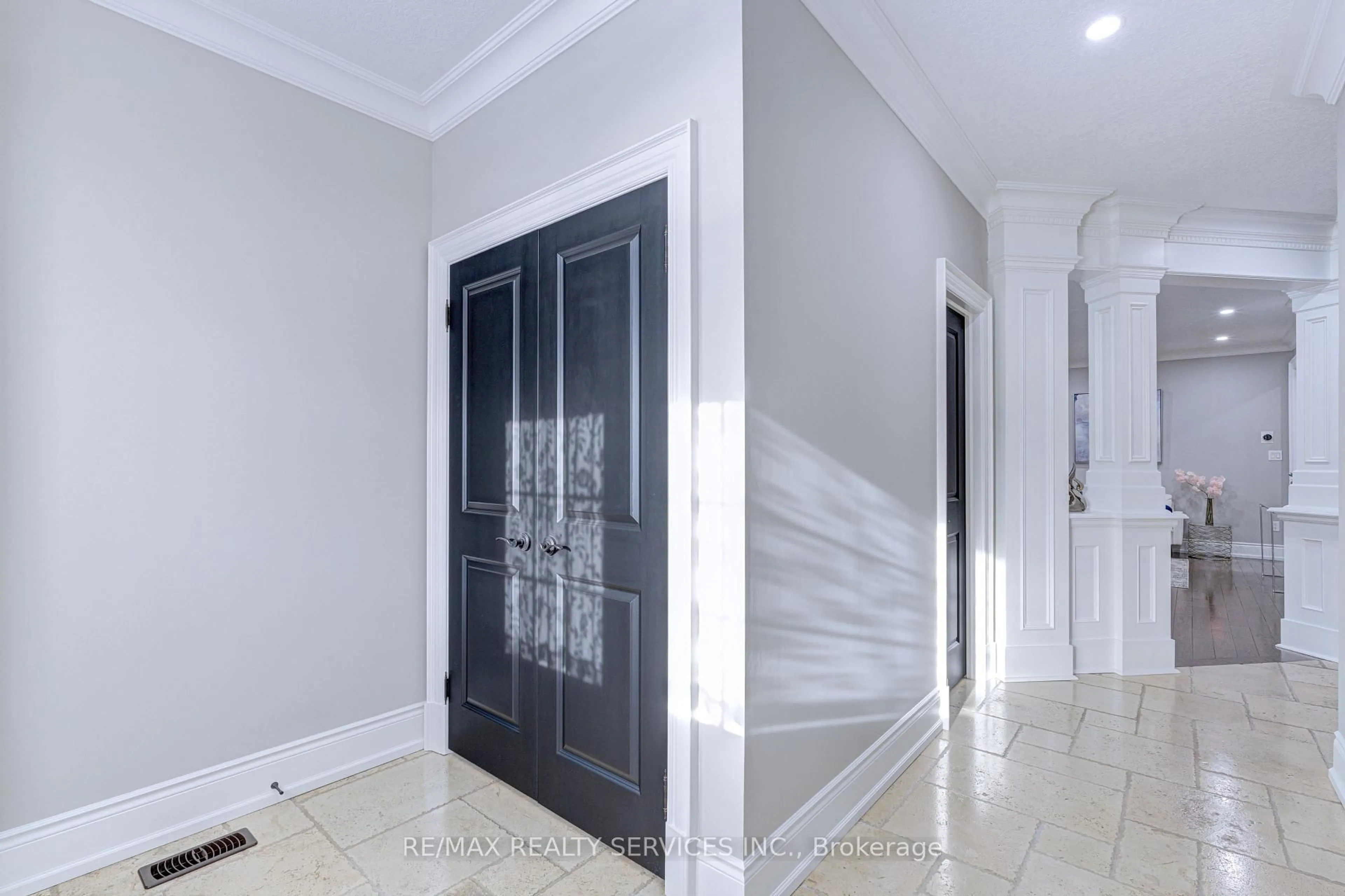 Indoor entryway for 16 Fallgate Dr, Brampton Ontario L6X 0R5