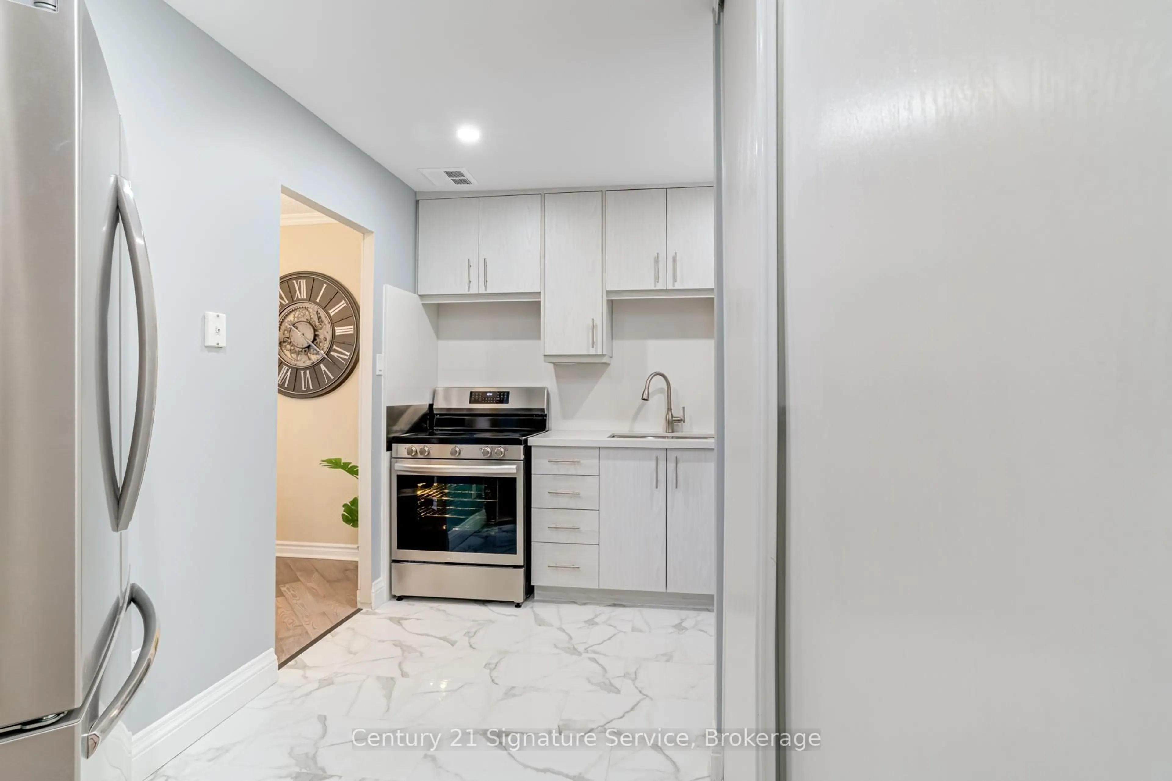 Standard kitchen, ceramic/tile floor for 2001 Bonnymede Dr #15, Mississauga Ontario L5J 4H8