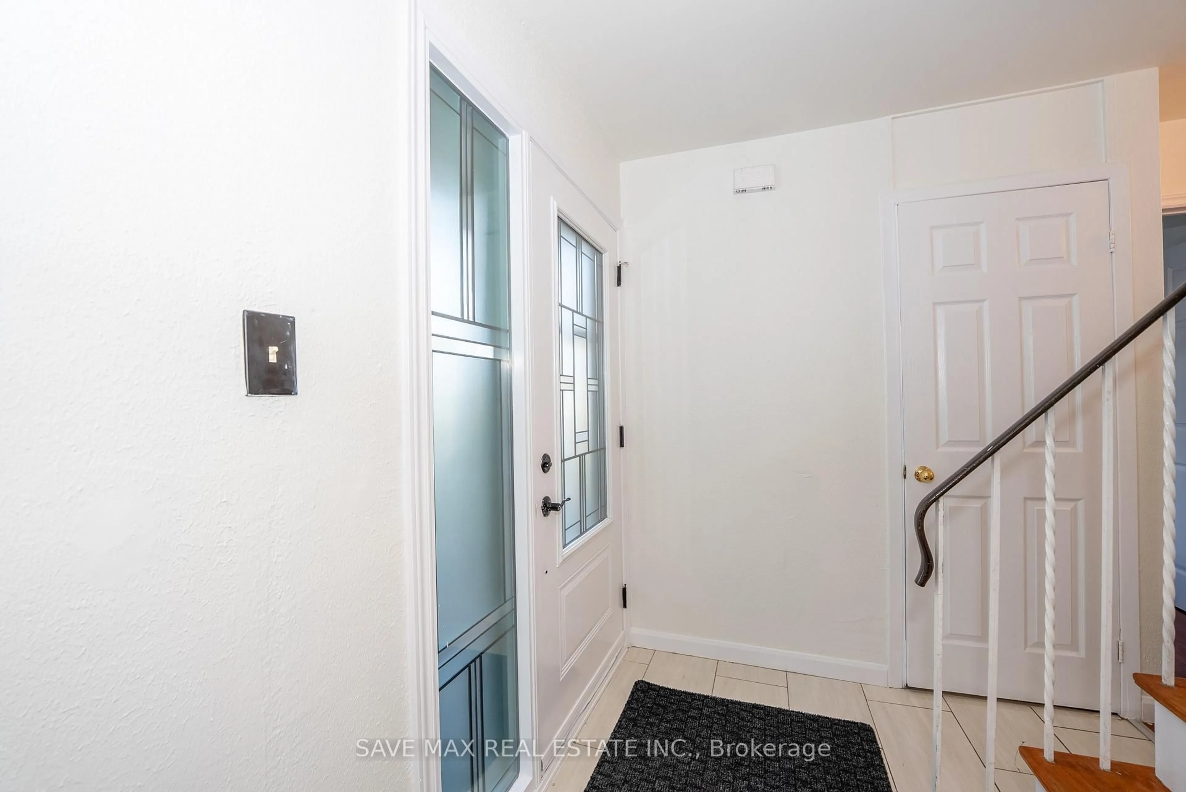 Indoor entryway for 28 Gailwood Crt, Brampton Ontario L6S 2E2
